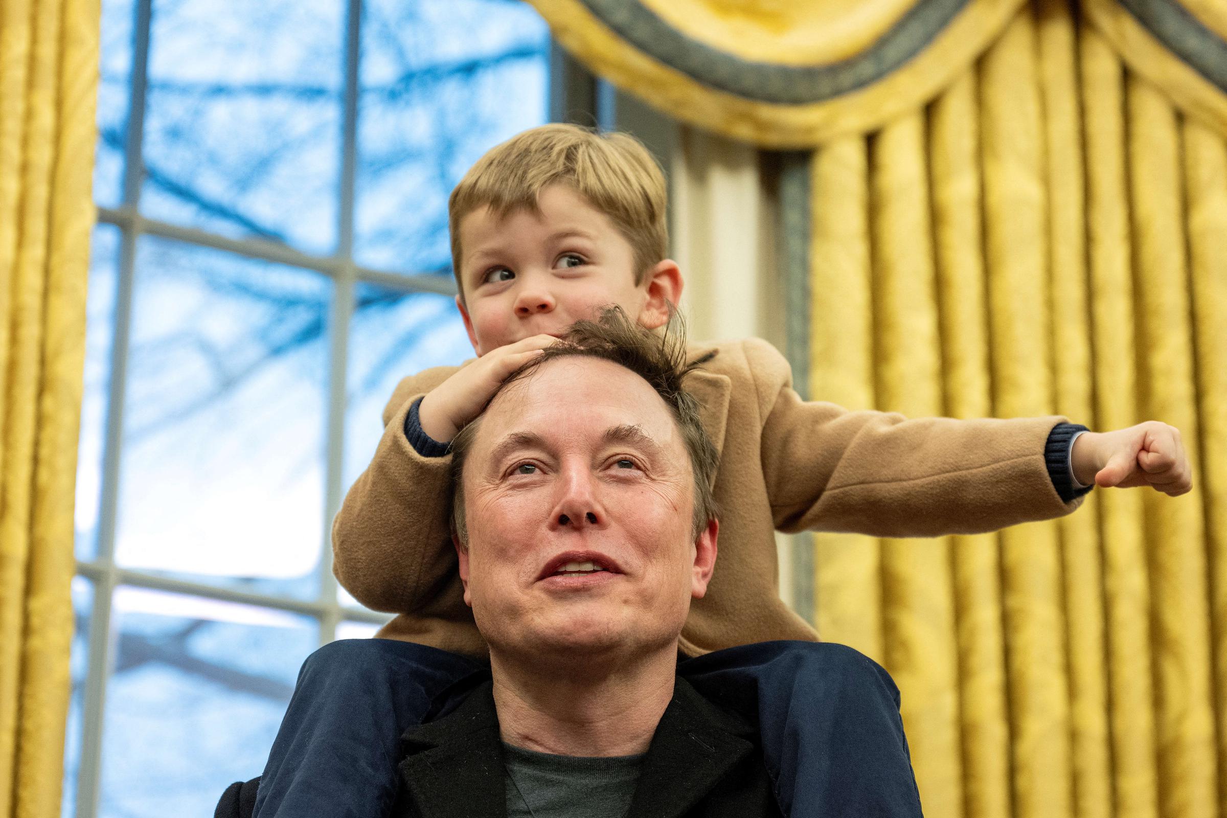 Elon Musk lleva a hombros a su hijo X Æ A-Xii mientras habla en la Oficina Oval de la Casa Blanca, el 11 de febrero de 2025 | Fuente: Getty Images