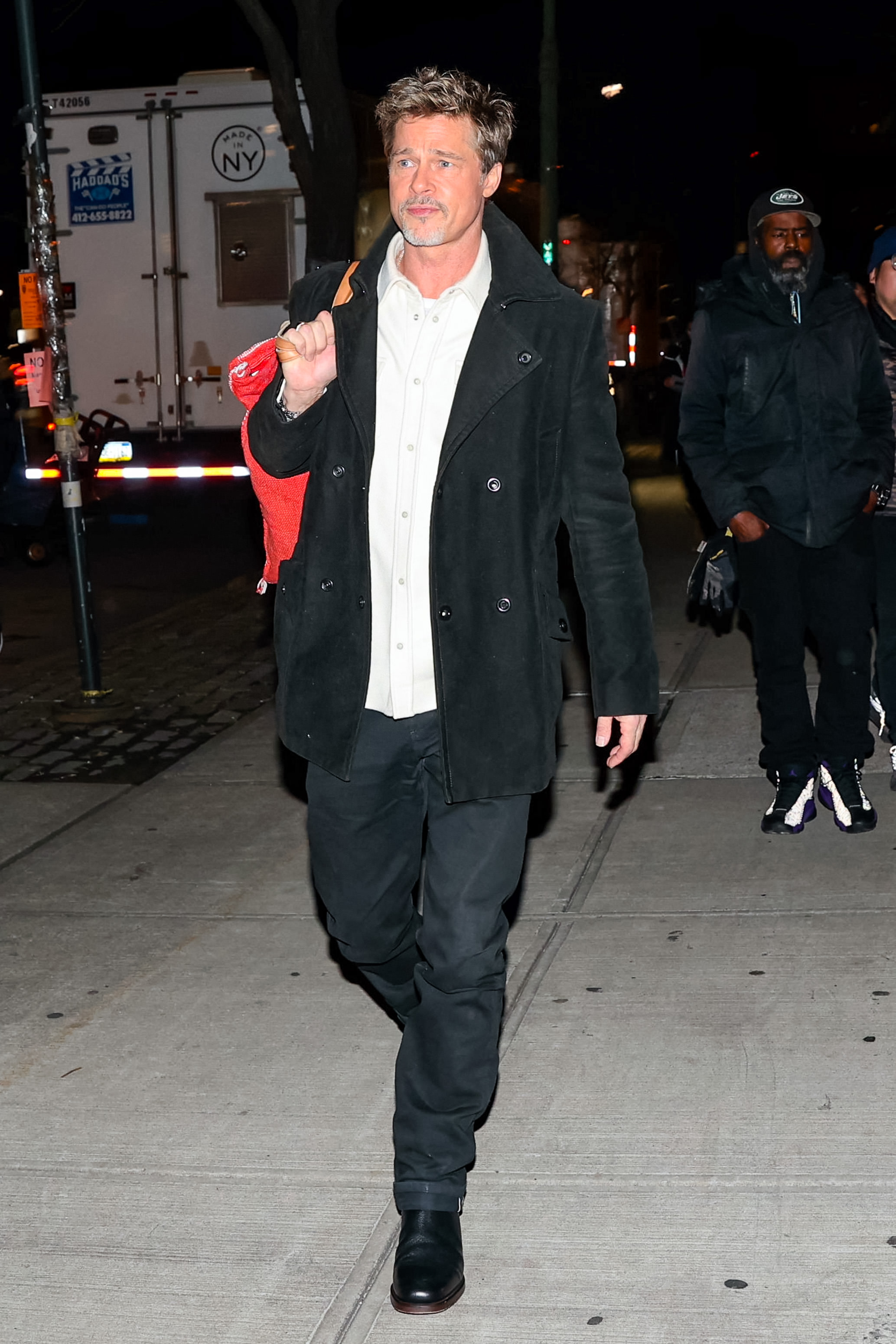 Brad Pitt visto en el rodaje de "Wolves" en Nueva York el 8 de febrero de 2023 | Fuente: Getty Images