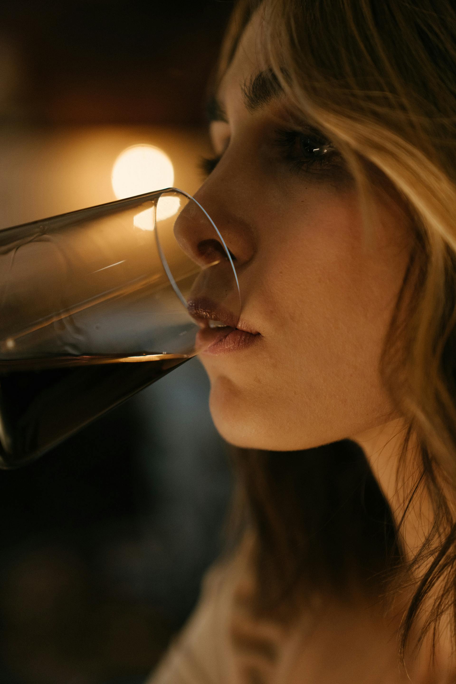 Una mujer bebiendo vino | Fuente: Pexels