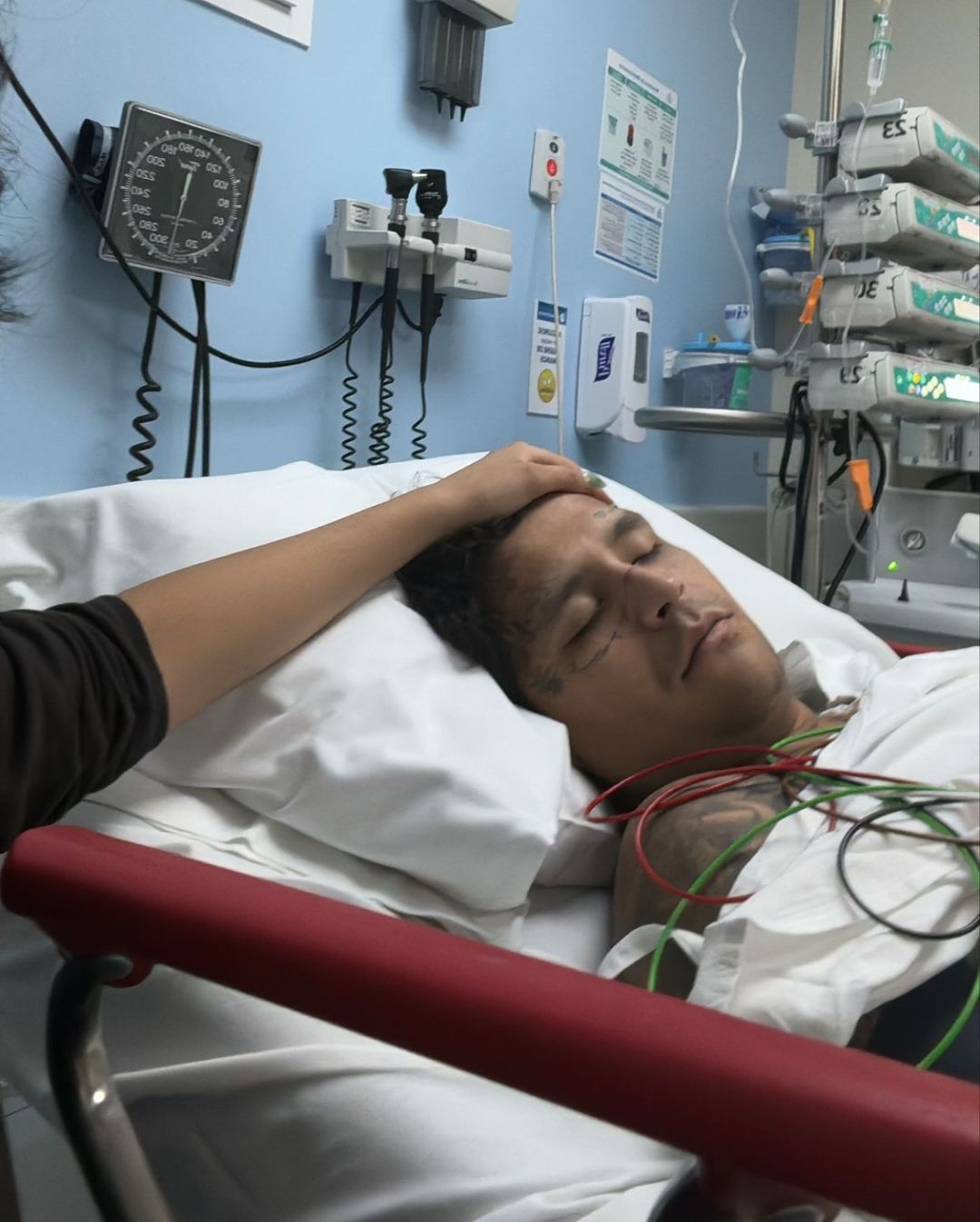 Christian Nodal hospitalizado | Fuente: Instagram/holausa