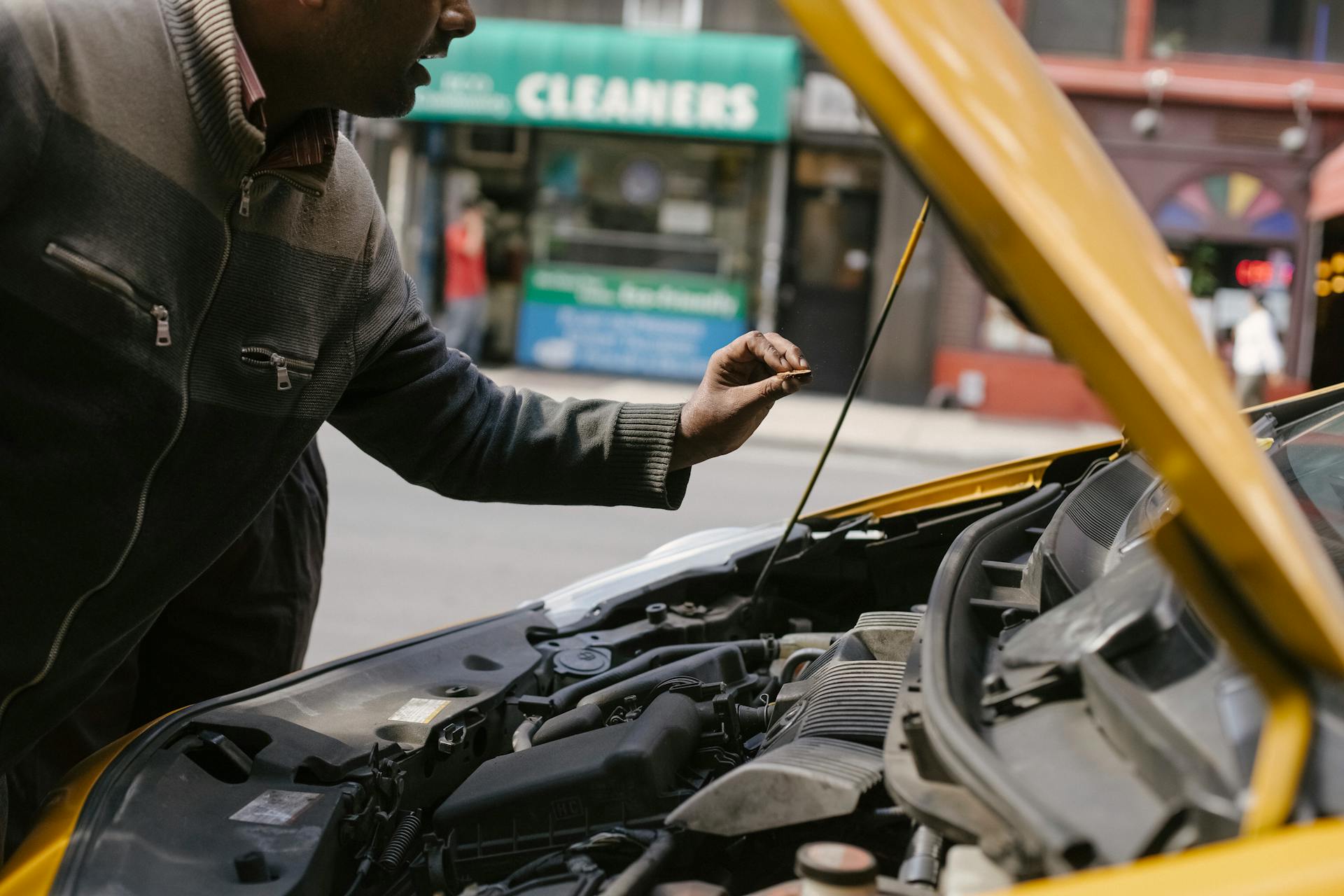 Un hombre mirando el motor de un Automóvil | Fuente: Pexels