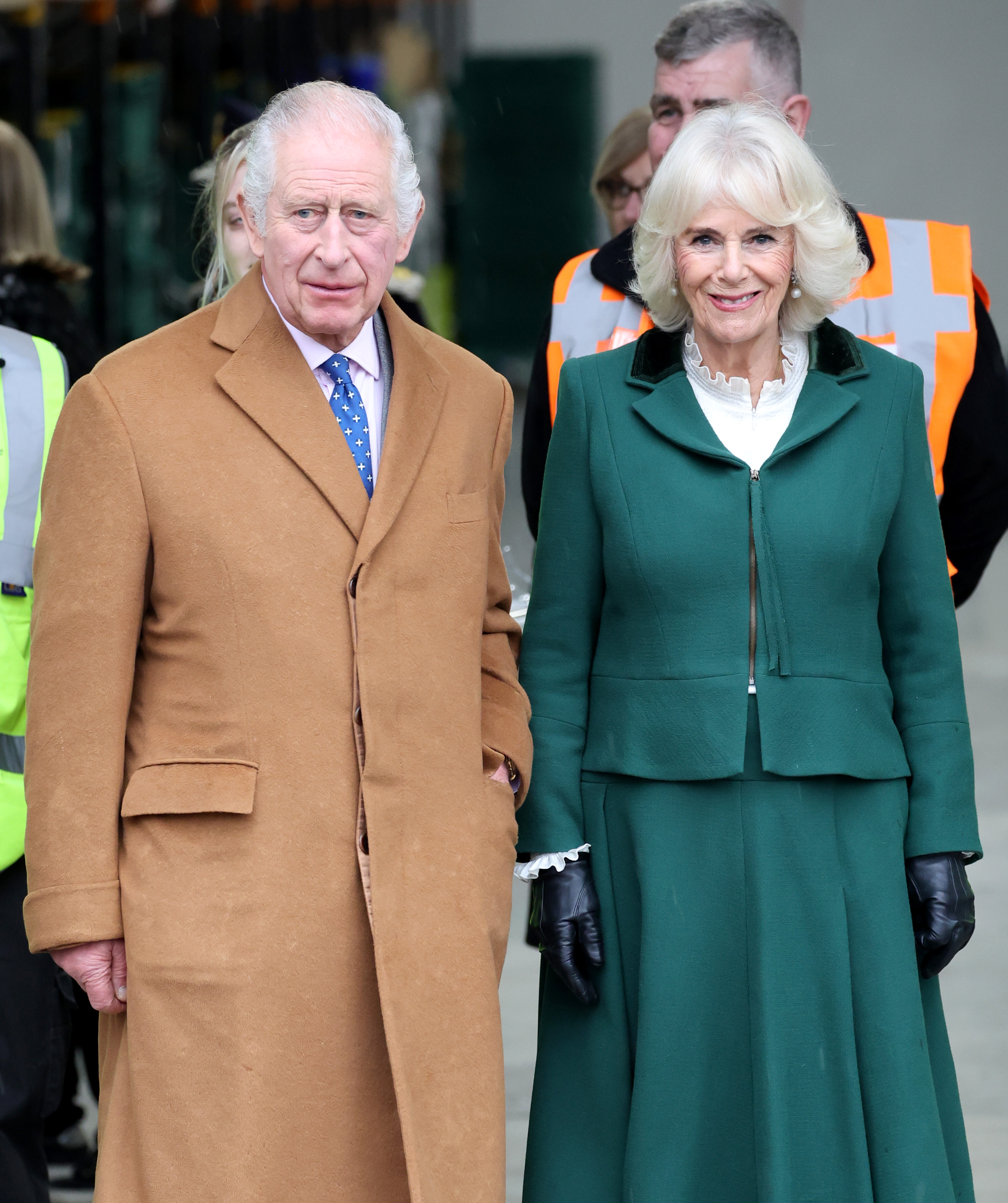 El rey Charles III y la reina Camilla sonríen durante el lanzamiento del Proyecto Alimentario de la Coronación en Didcot, Inglaterra, el 14 de noviembre de 2023. | Fuente: Getty Images