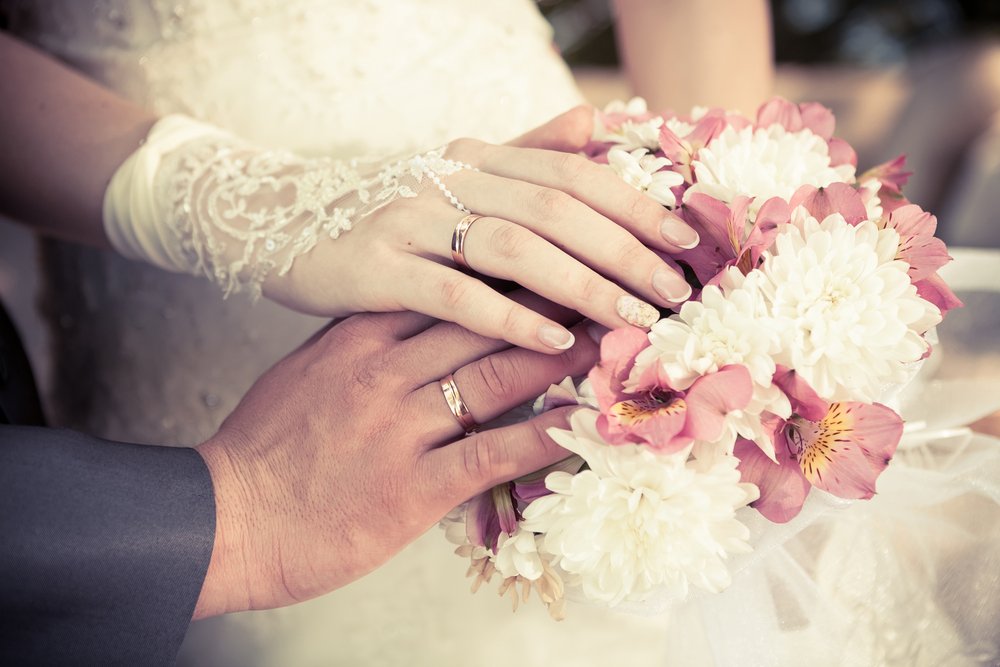 Anillos de boda de los novios. | Fuente: Shutterstock