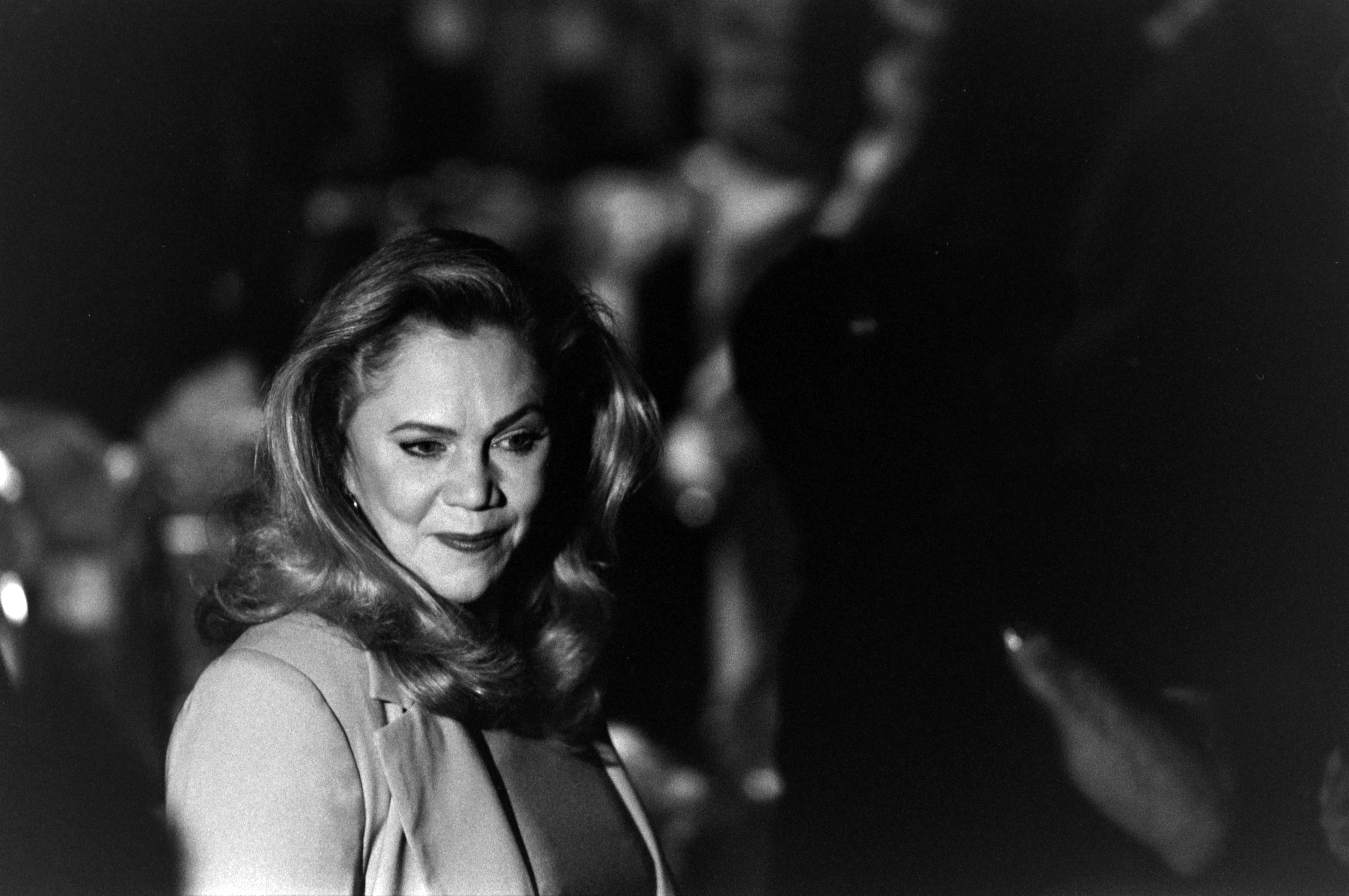 Kathleen Turner asiste al desfile de la colección Nicole Miller Fall Ready To Wear el 30 de marzo de 1998 | Fuente: Getty Images