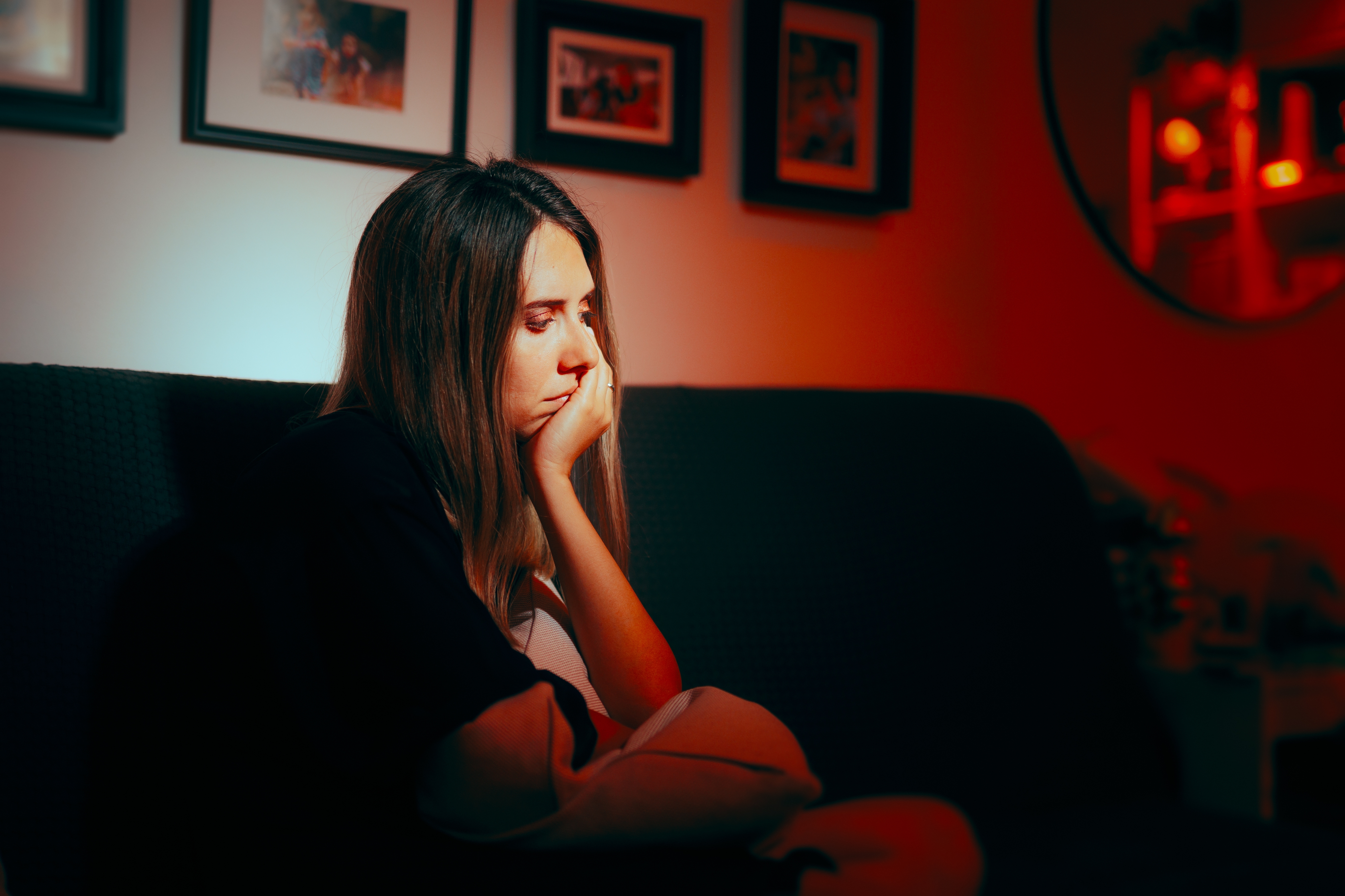 Mujer deprimida sentada sola por la noche | Foto: Shutterstock