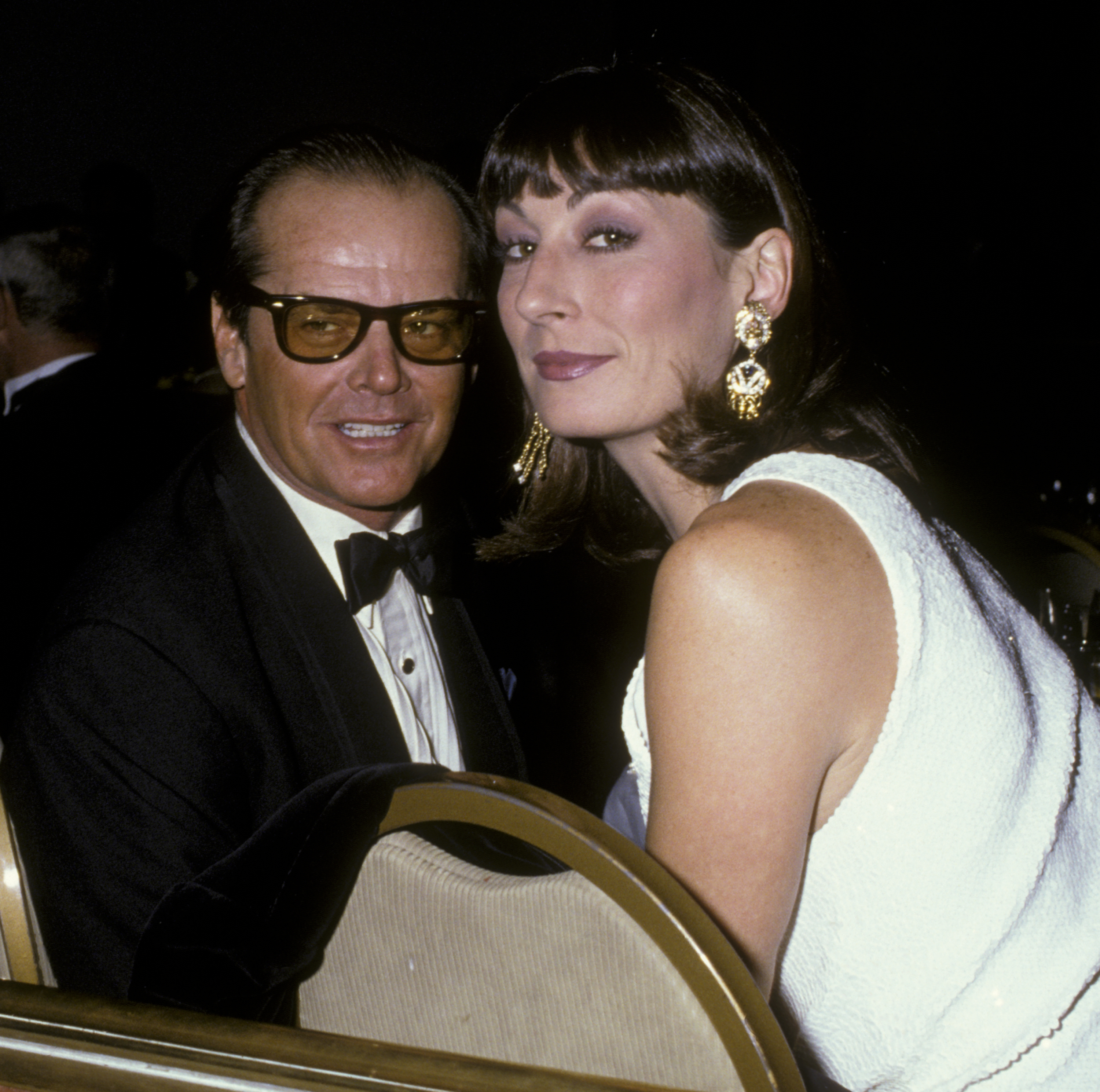 El actor Jack Nicholson y Anjelica Huston asisten a los 38º Premios Anuales del Gremio de Directores de América, el 8 de marzo de 1986, en el Hotel Beverly Hilton de Beverly Hills, California. | Foto: Getty Images