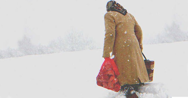 Una mujer mayor caminando en la nieve | Foto: Shutterstock