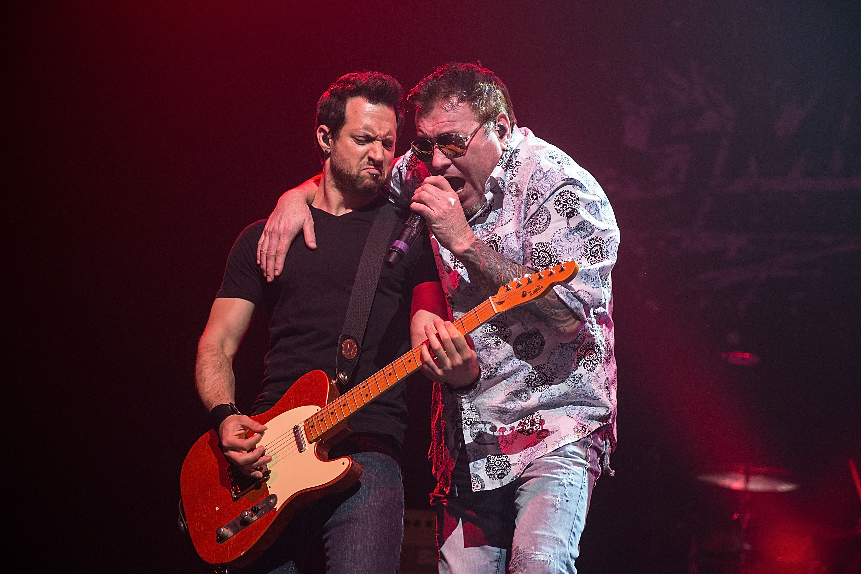 Sean Hurwitz y Steve Harwell de Smash Mouth actúan en concierto como parte de la gira Under The Sun Tour el 16 de agosto de 2013, en Austin, Texas | Foto: Getty Images