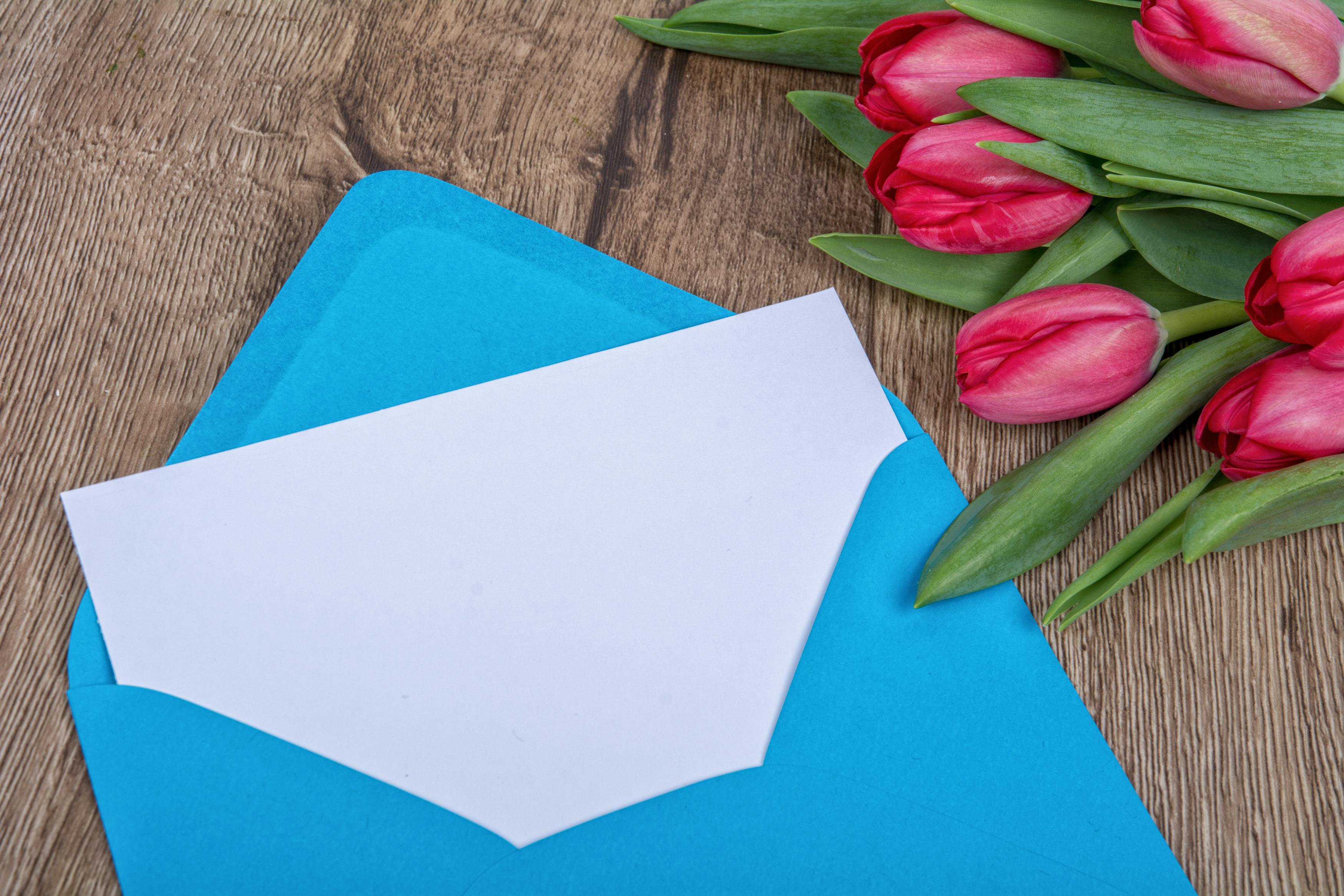 Flores con una nota | Fuente: Pexels