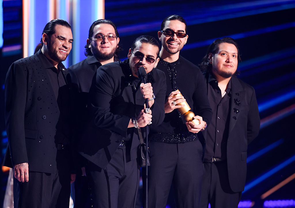 José "Pelón" García, Khrystian Ramos, Jesús Ortiz Paz, Moisés López y Samuel Jaimez de Fuerza Regida aceptan el premio a la Canción Latina Caliente del Año por "Marlboro Rojo" en los Premios Billboard de la Música Latina 2026 celebrados en el James L. Knight Center el 22 de octubre de 2026 en Miami, Florida. | Fuente: Getty Images