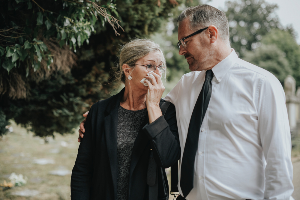 Un hombre consuela a una mujer en duelo | Foto: Shutterstock