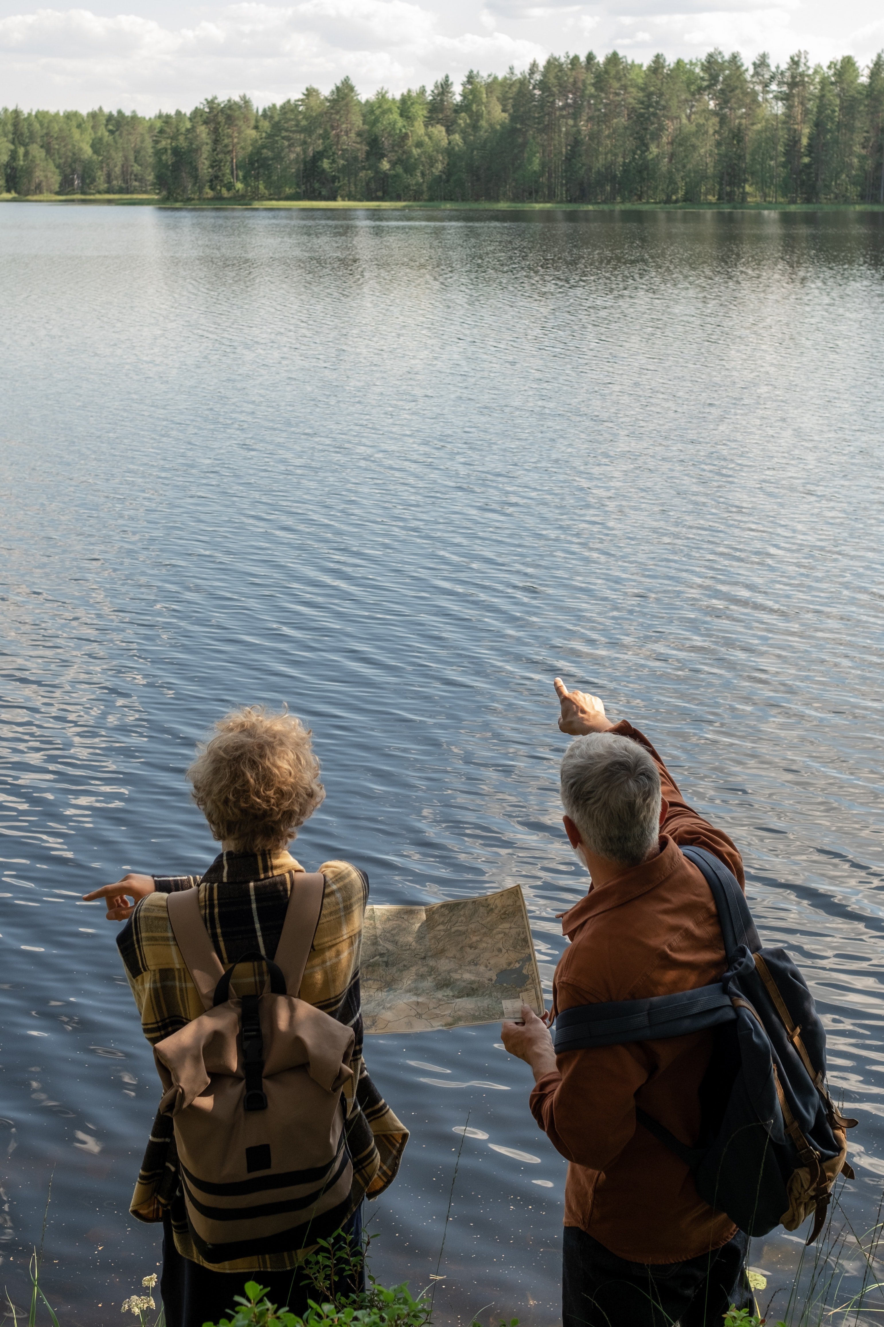 Padre e hijo pescan juntos en un lago. | Foto: Pexels