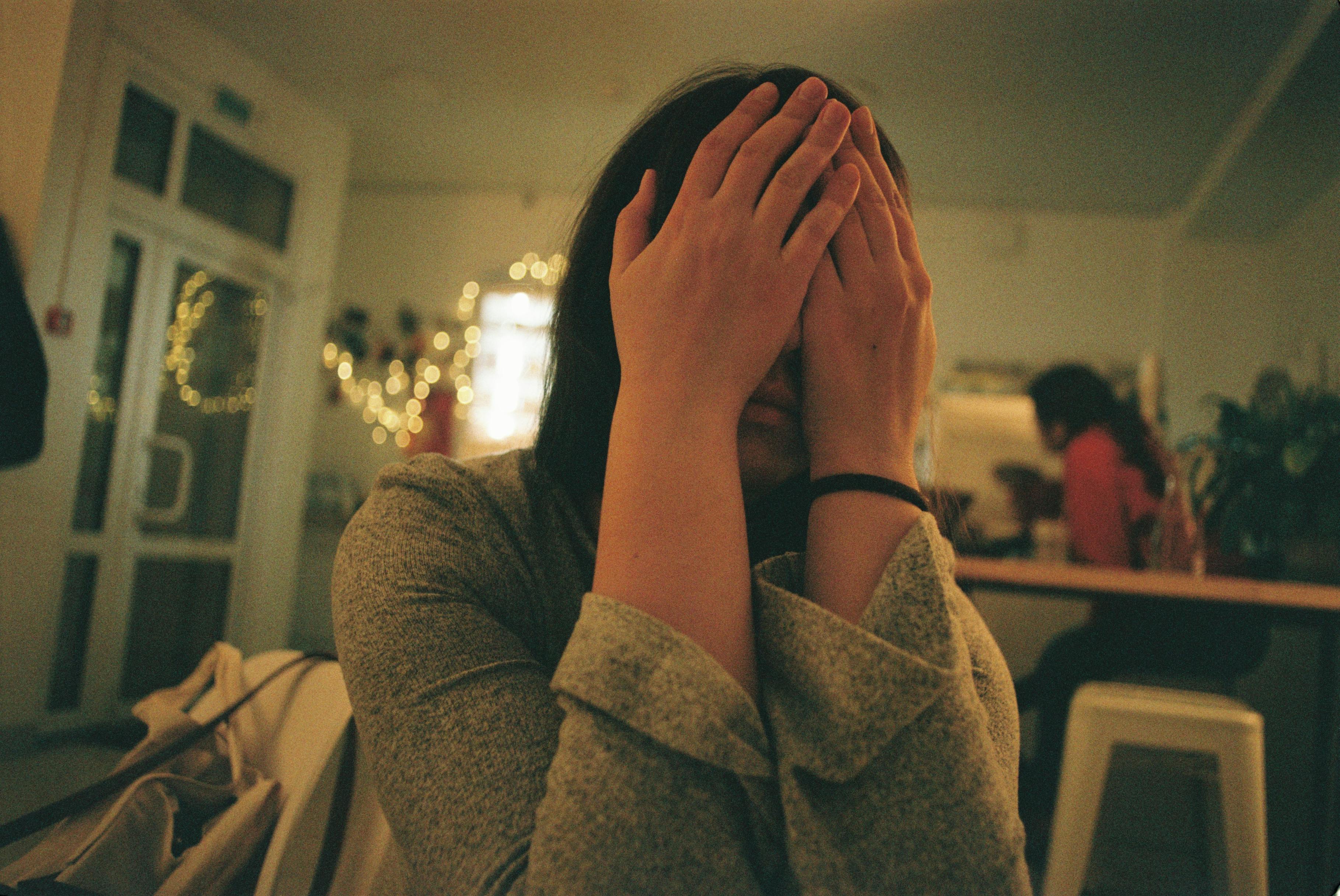 Una mujer se siente abrumada. | Foto: Pexels