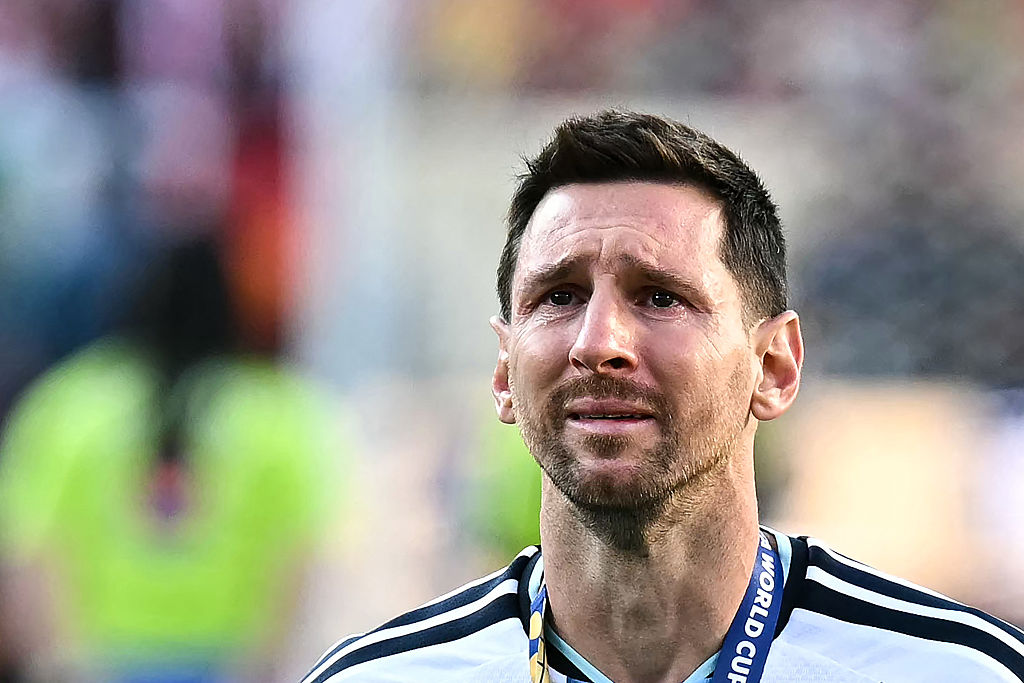 El delantero argentino Lionel Messi (n.º 10) llora durante la ceremonia de entrega del trofeo al finalizar la final del Mundial de fútbol de 2026 entre España y Argentina, disputada en el estadio de Nueva York/Nueva Jersey en East Rutherford el 19 de julio de 2026. | Fuente: Getty Images