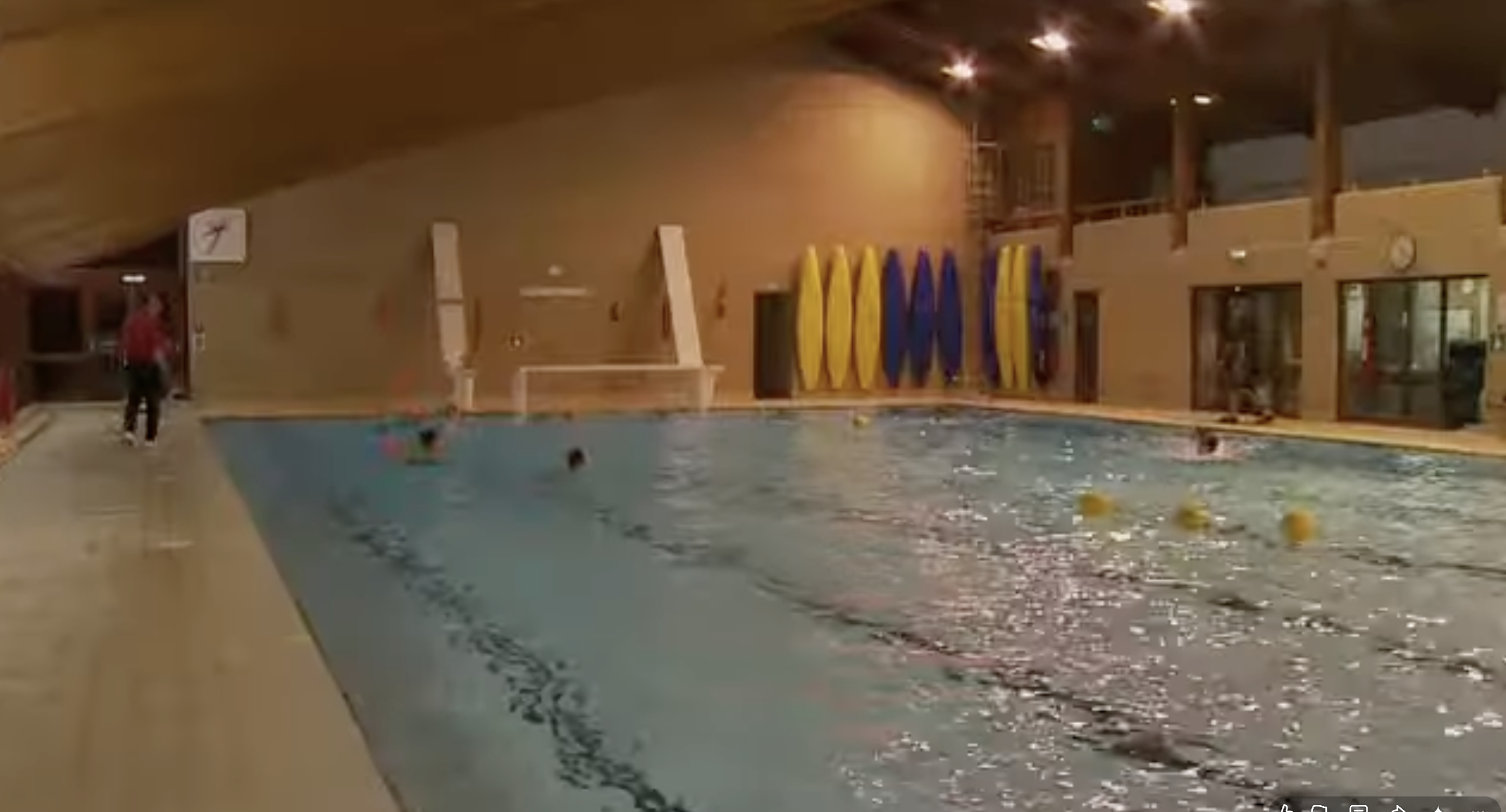 Los nadadores usan una piscina cubierta con carriles señalizados y material de natación. Las instalaciones permiten echar un vistazo a los espacios deportivos y recreativos que aparecen en las imágenes del Eton College. | Fuente: YouTube/Paradoxyy