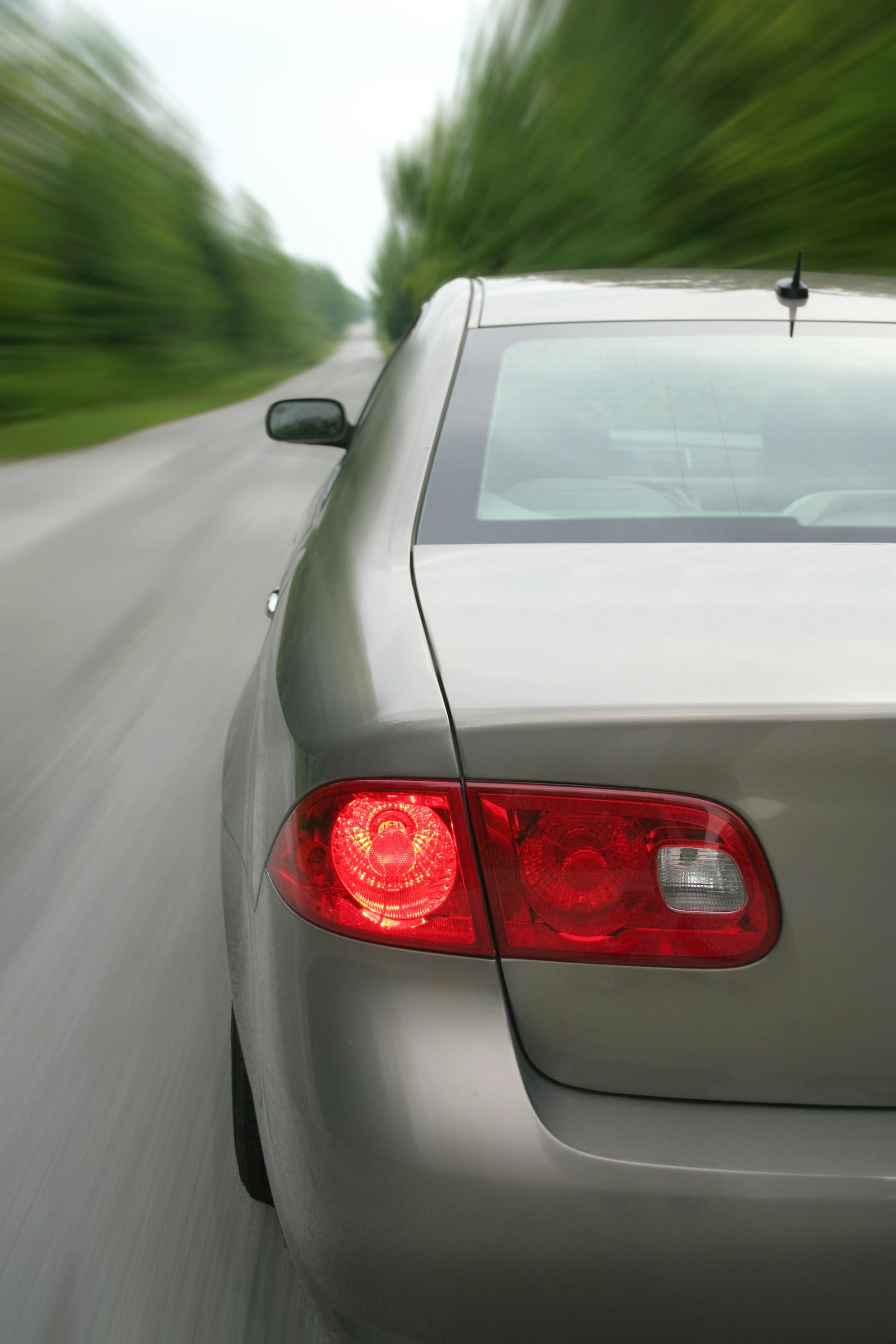 Un automóvil circulando por una carretera | Fuente: Pexels
