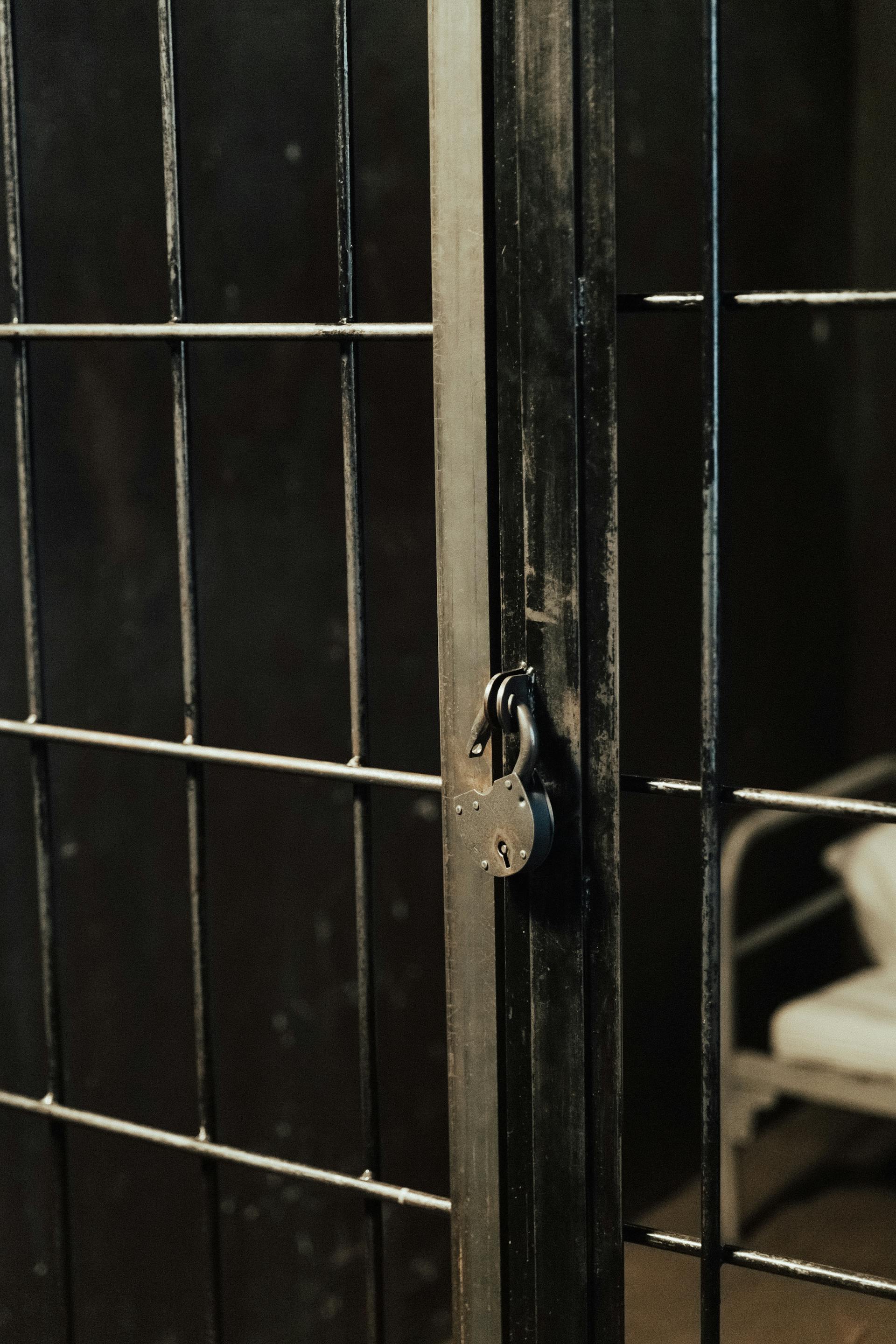 Rejas de la cárcel cerradas con candado | Fuente: Pexels