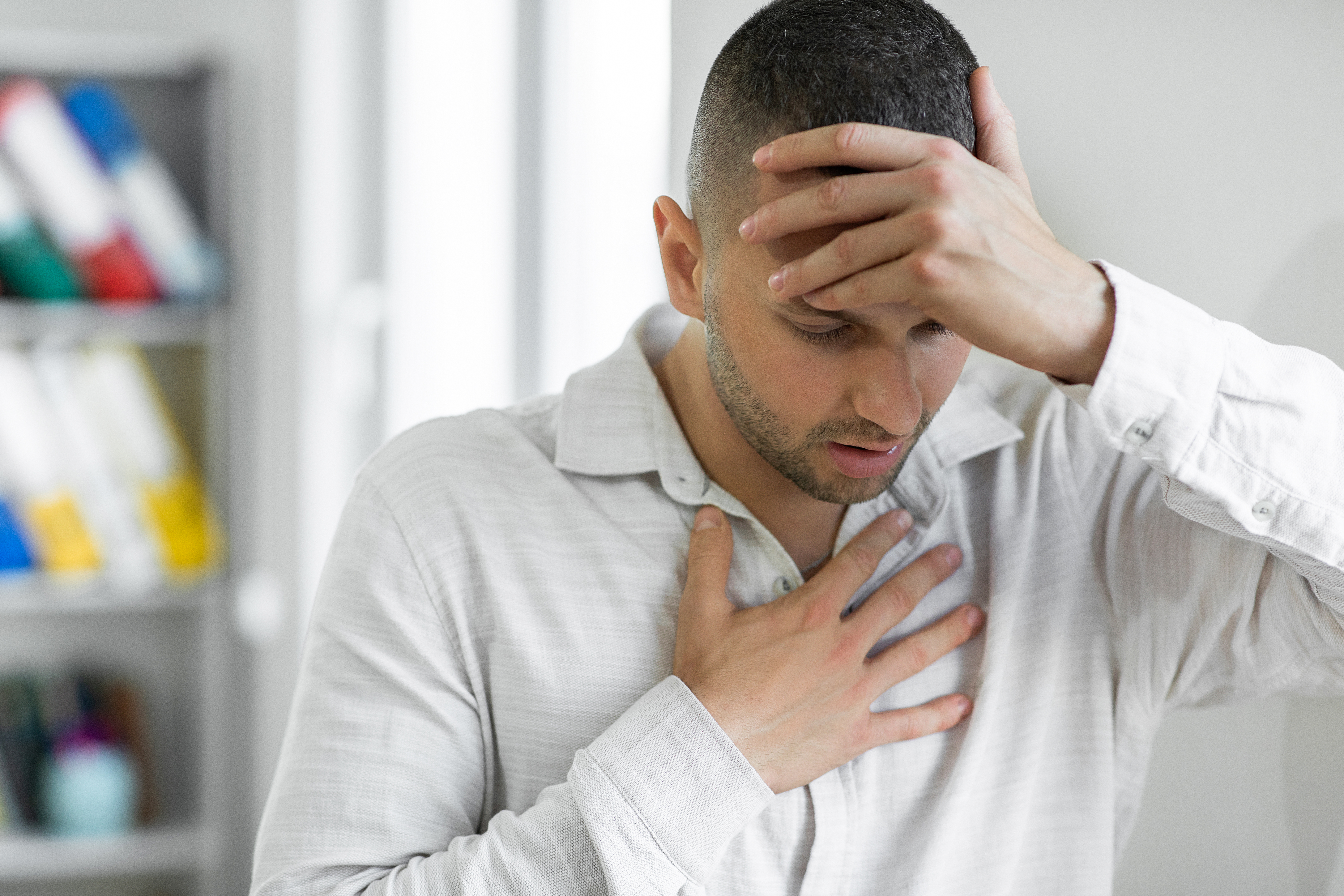Hombre que sufre un problema respiratorio | Foto: Getty Images