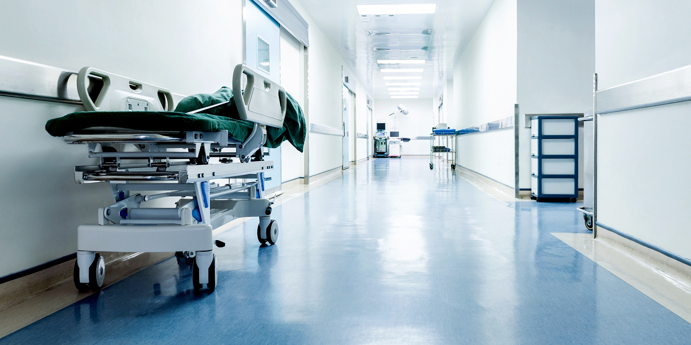Pasillo de hospital con una camilla | Fuente: Shutterstock