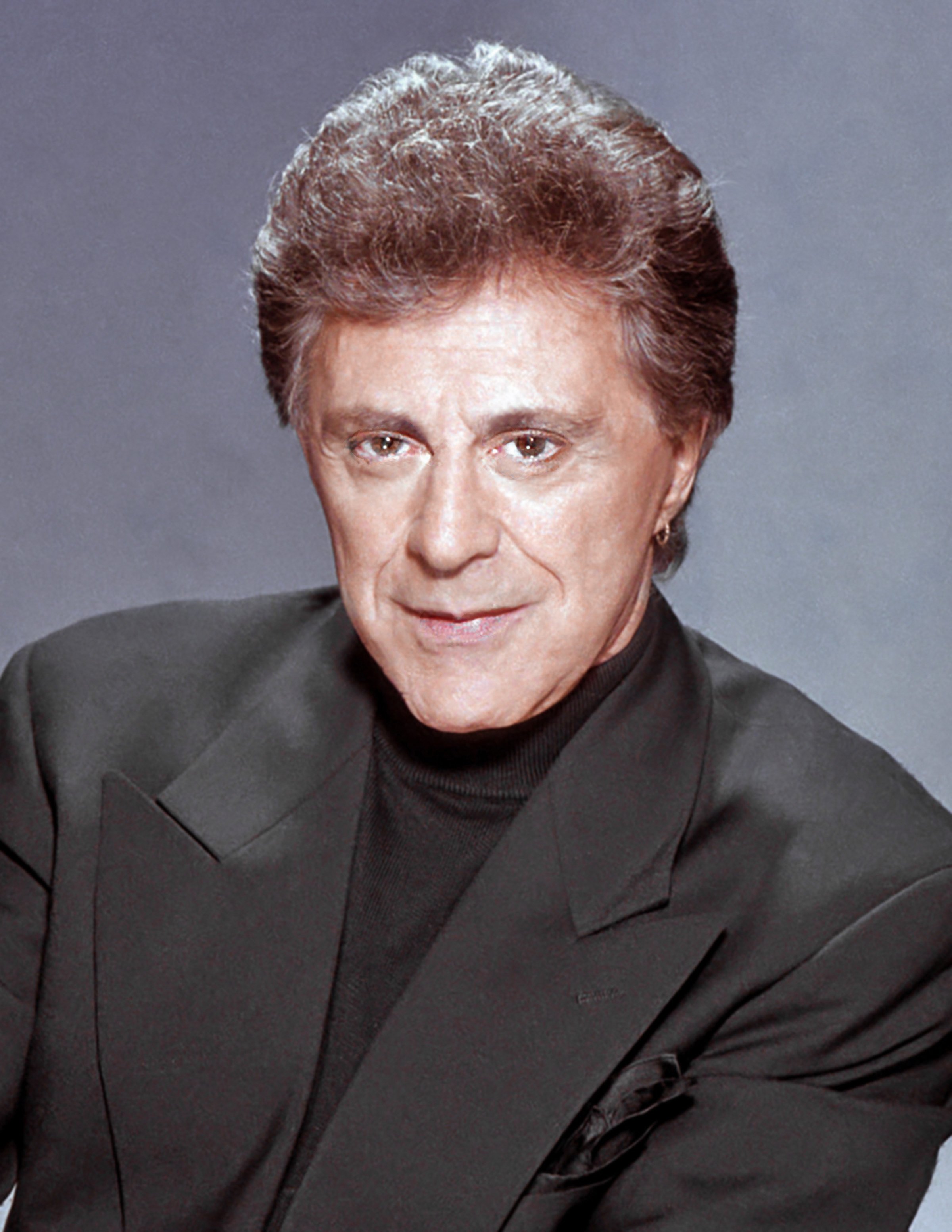 El famoso cantante posando para un retrato en 1997 en Los Ángeles, California. | Fuente: Getty Images