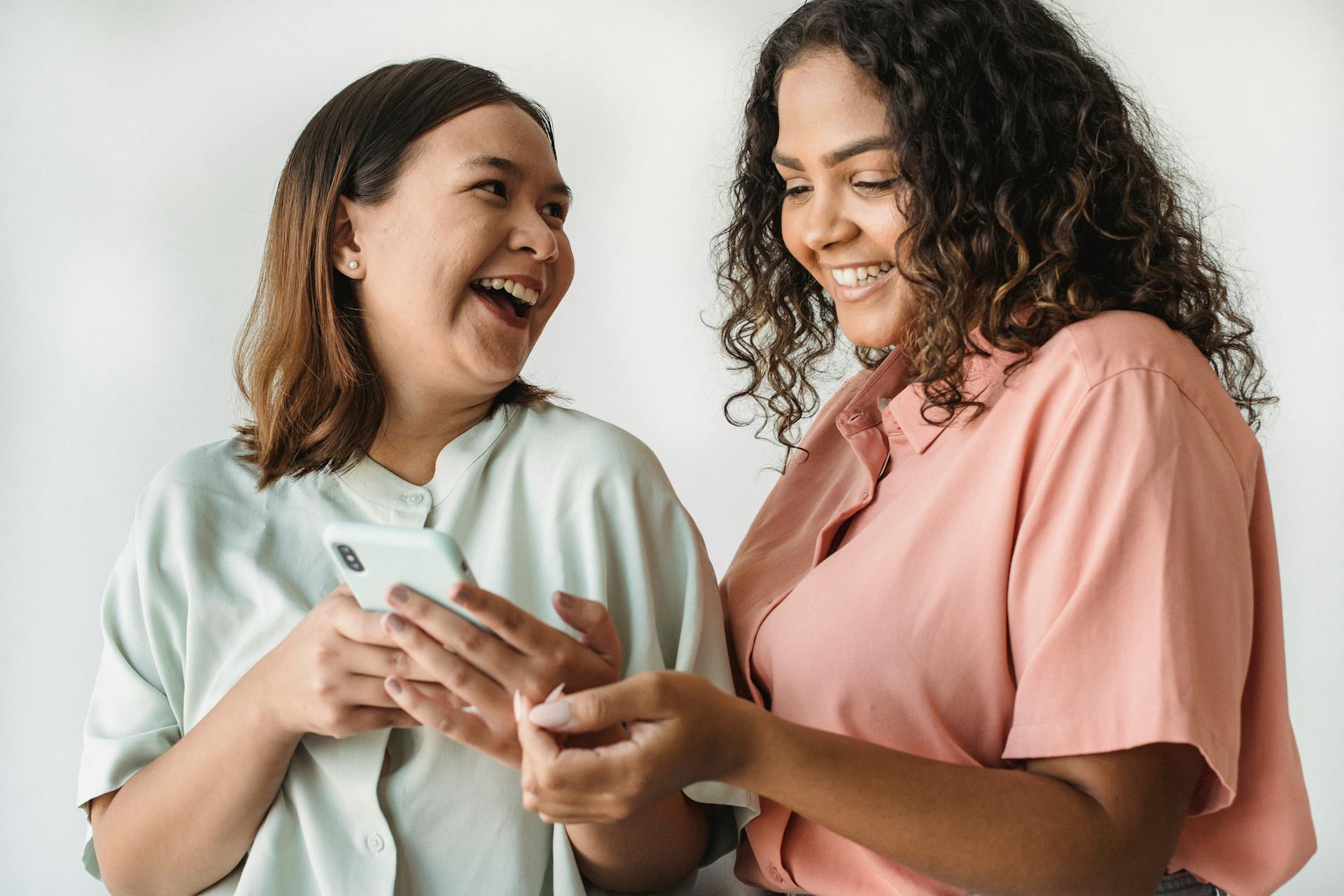 Dos mujeres riendo juntas | Fuente: Pexels