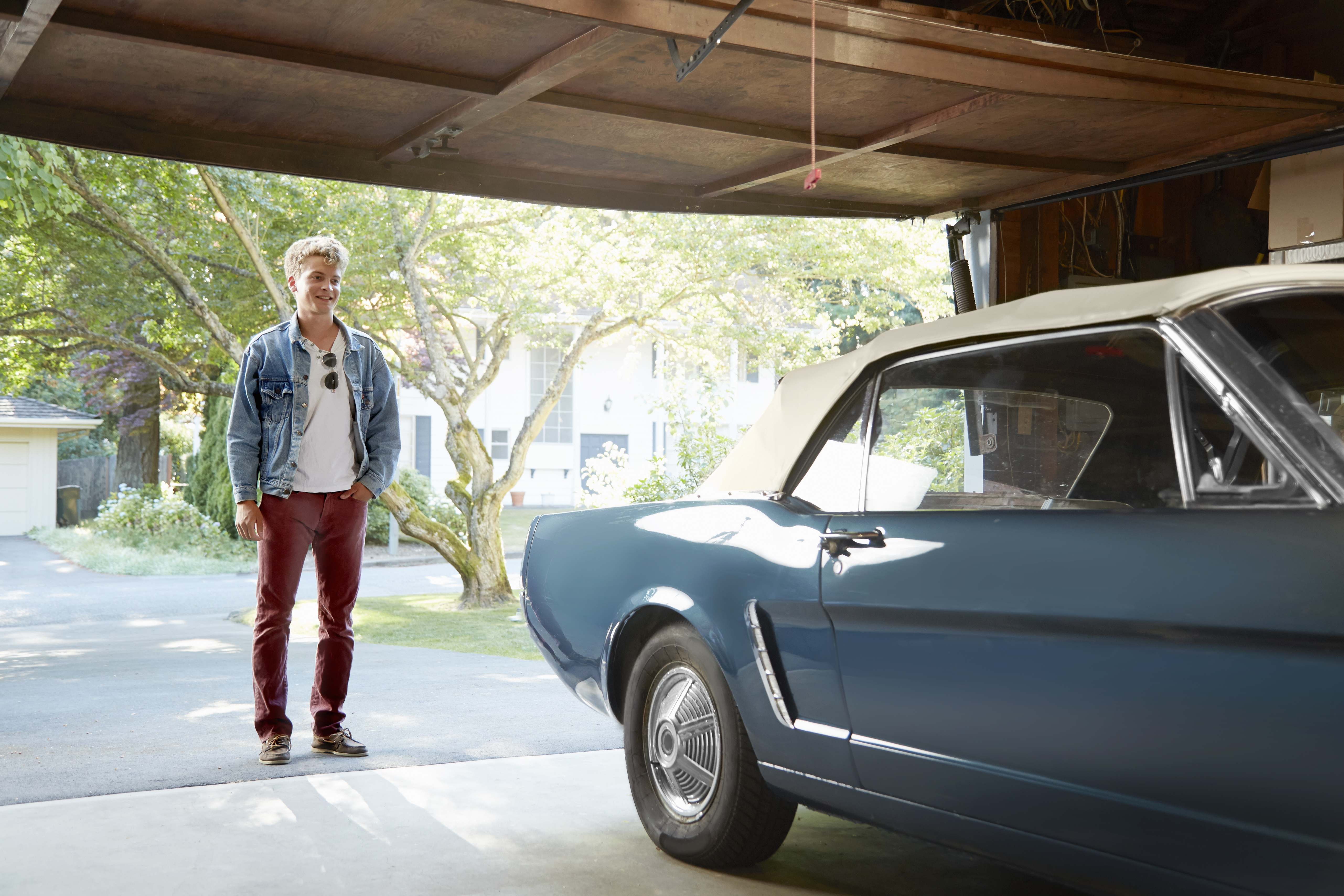 Joven mirando un automóvil viejo | Foto: Getty Images