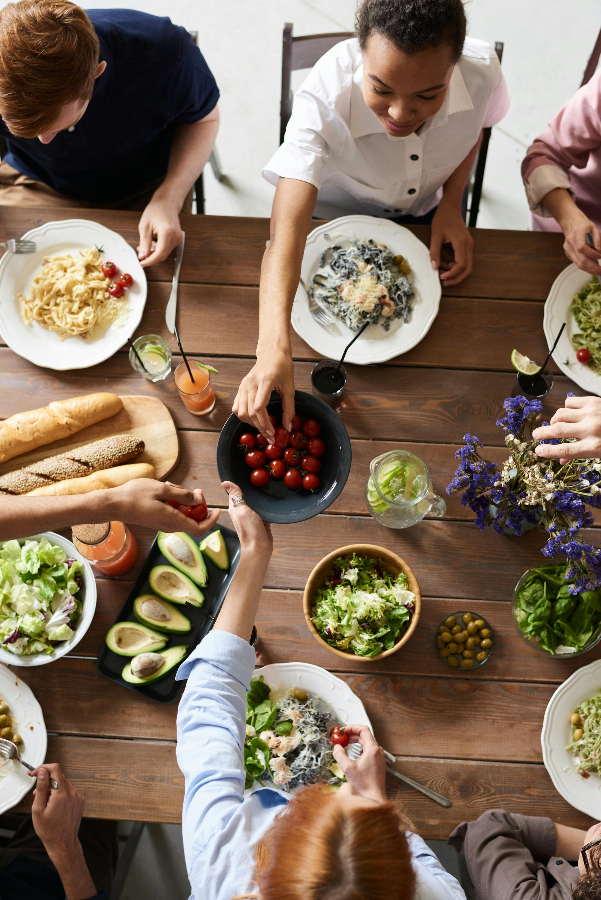 Grupo de amigos alrededor de una mesa | Foto: Pexels