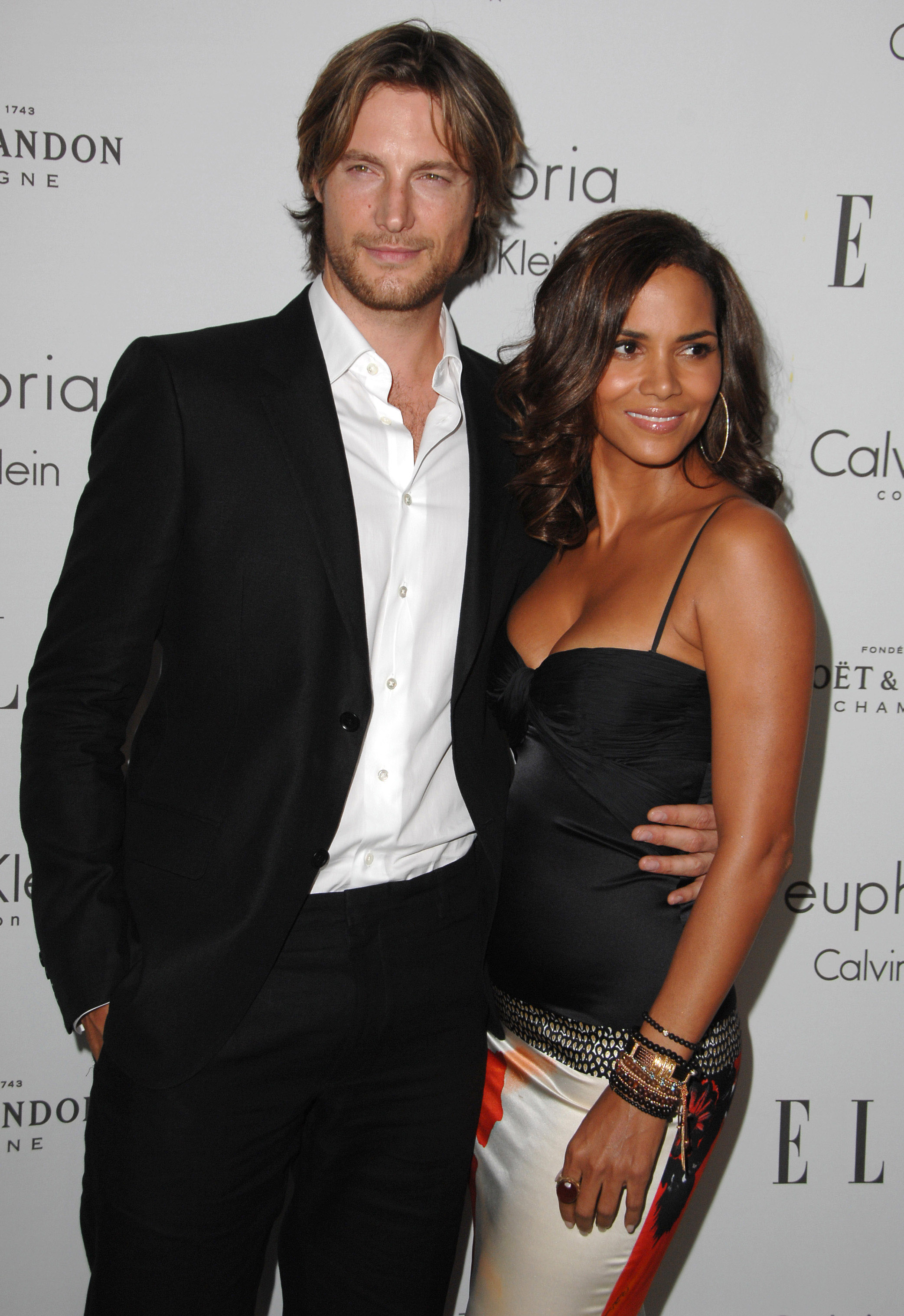 Gabriel Aubry y la actriz Halle Berry en el Hotel Four Seasons el 6 de octubre de 2008, en Beverly Hills, California. | Fuente: Getty Images