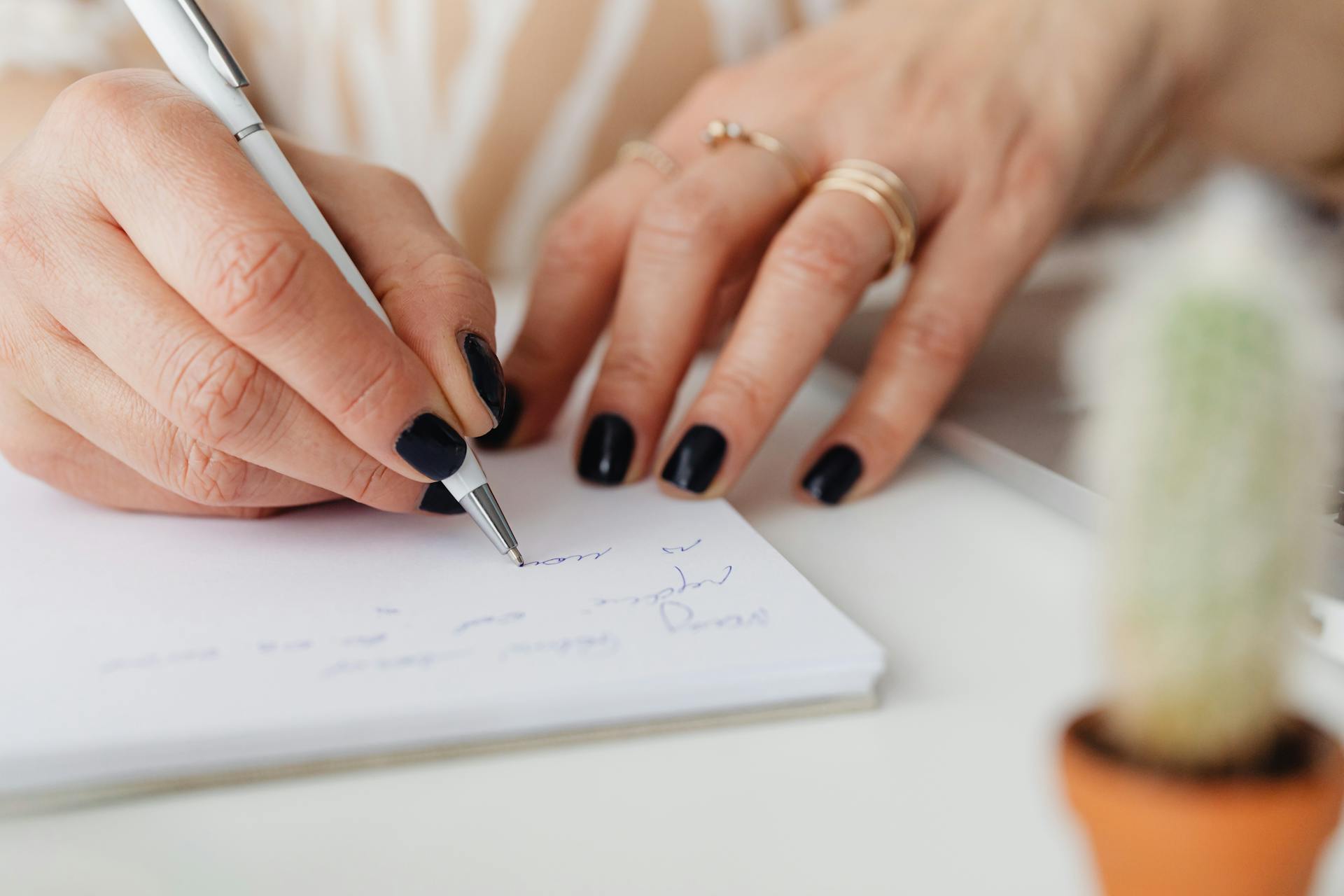Una donna che prende appunti | Fonte: Pexels