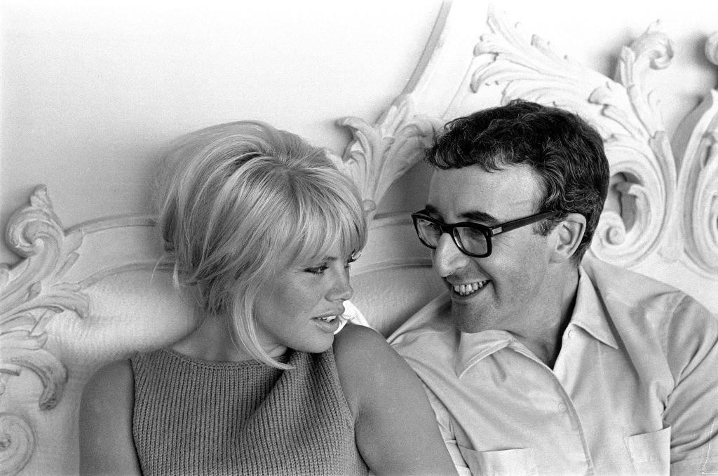 La famosa Chica Bond y Peter Sellers fotografiados en su casa el 12 de mayo de 1964. | Fuente: Getty images