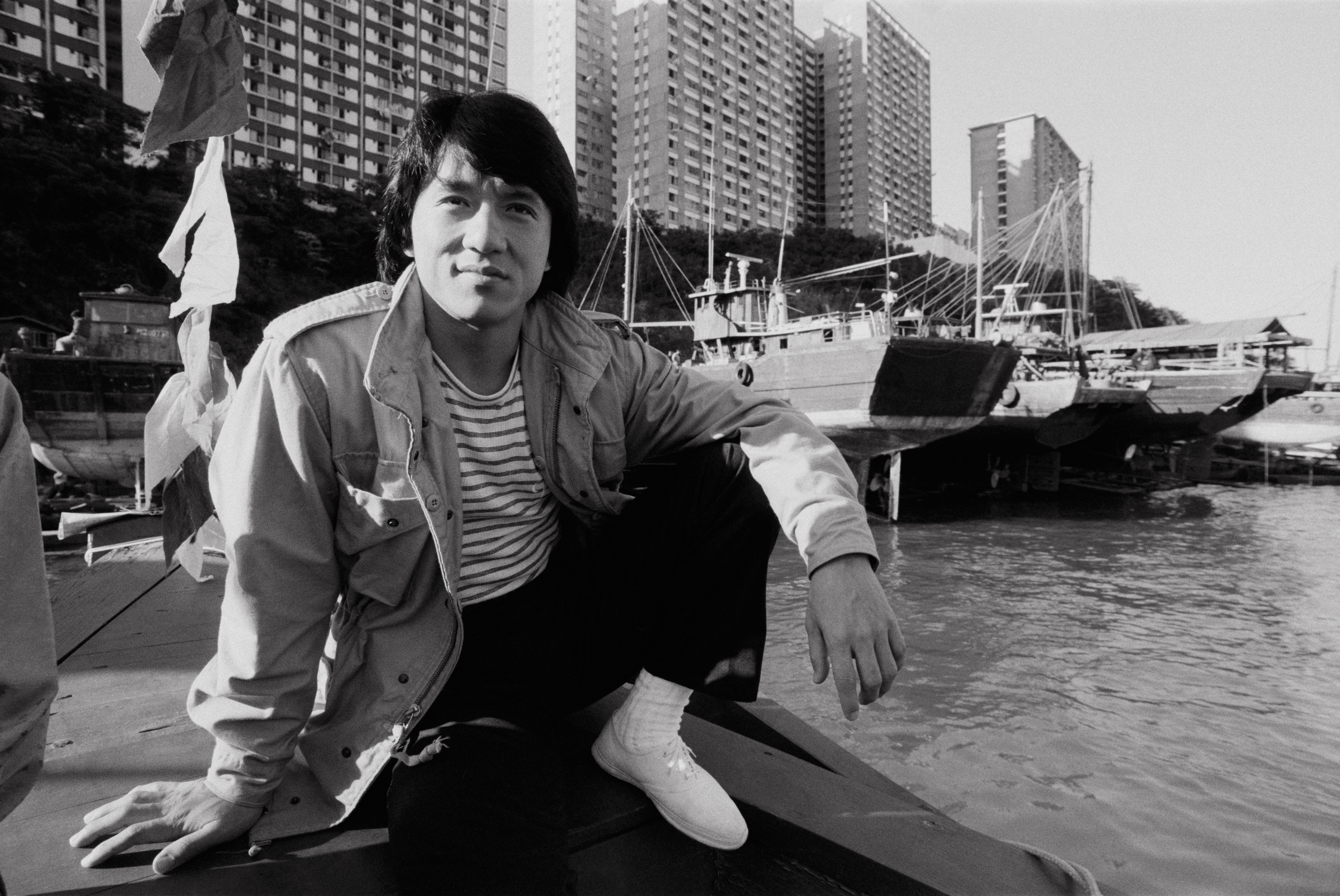 Jackie Chan en Hong Kong en noviembre de 1984 | Foto: Getty Images