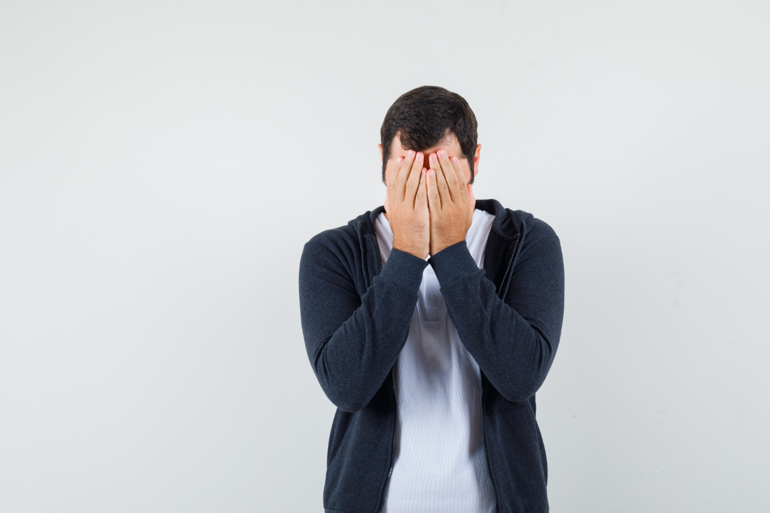 Un hombre angustiado | Fuente: Freepik