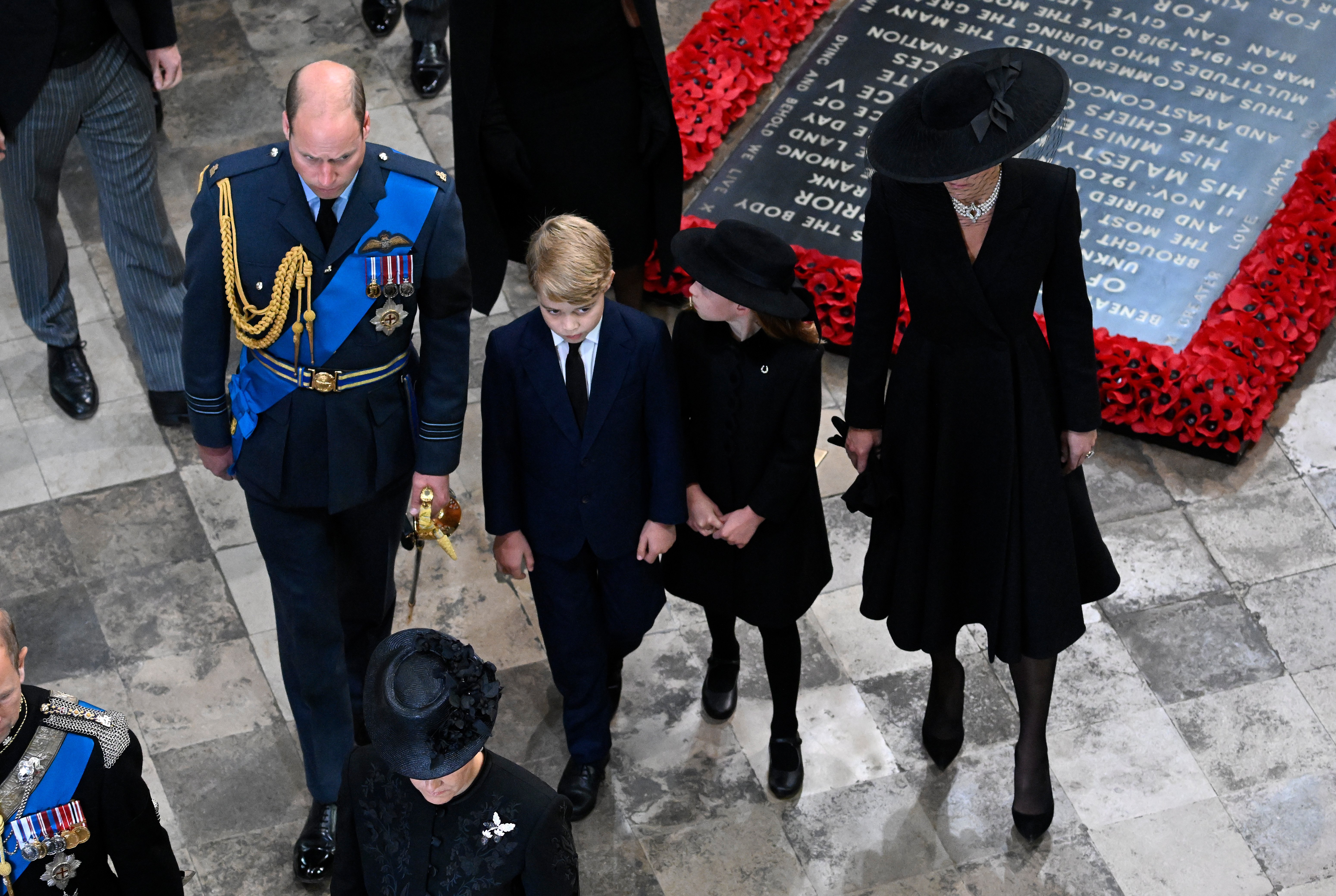 El príncipe William, el príncipe George, la princesa Charlotte y la princesa Kate salen de la Abadía de Westminster durante el funeral de estado de la reina Elizabeth II el 19 de septiembre de 2022 en Londres, Inglaterra | Foto: Getty Images