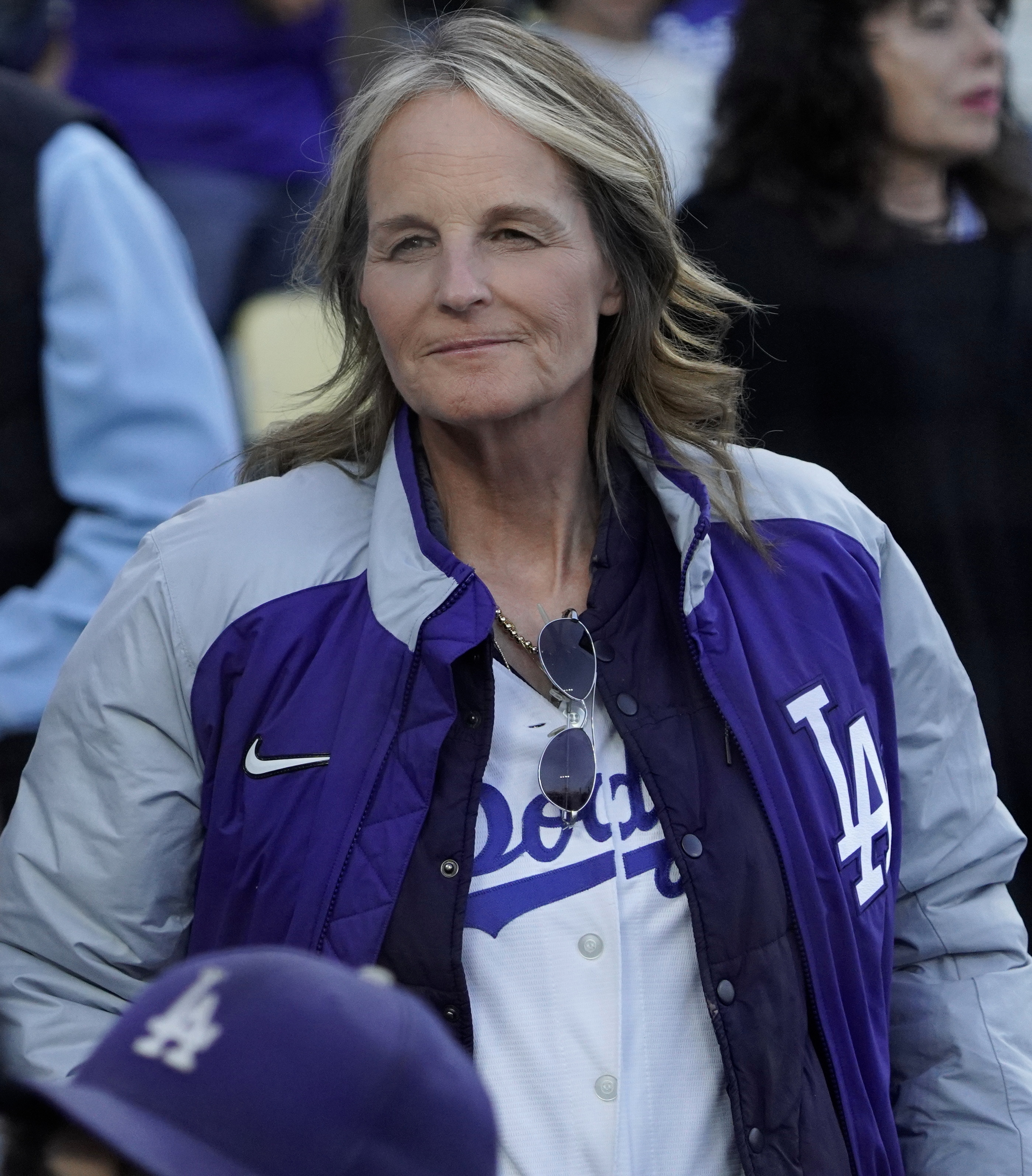 Helen Hunt vista asistiendo a un partido en el Dodger Stadium el 20 de mayo de 2024 | Fuente: Getty Images