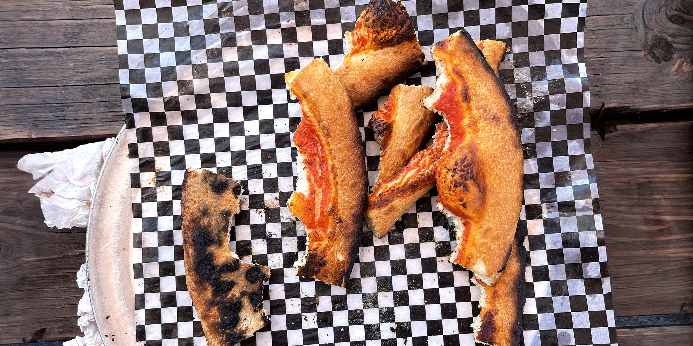 Un montón de cortezas de pizza quemadas | Fuente: Flickr.com/sarahstierch (CC BY 2.0)