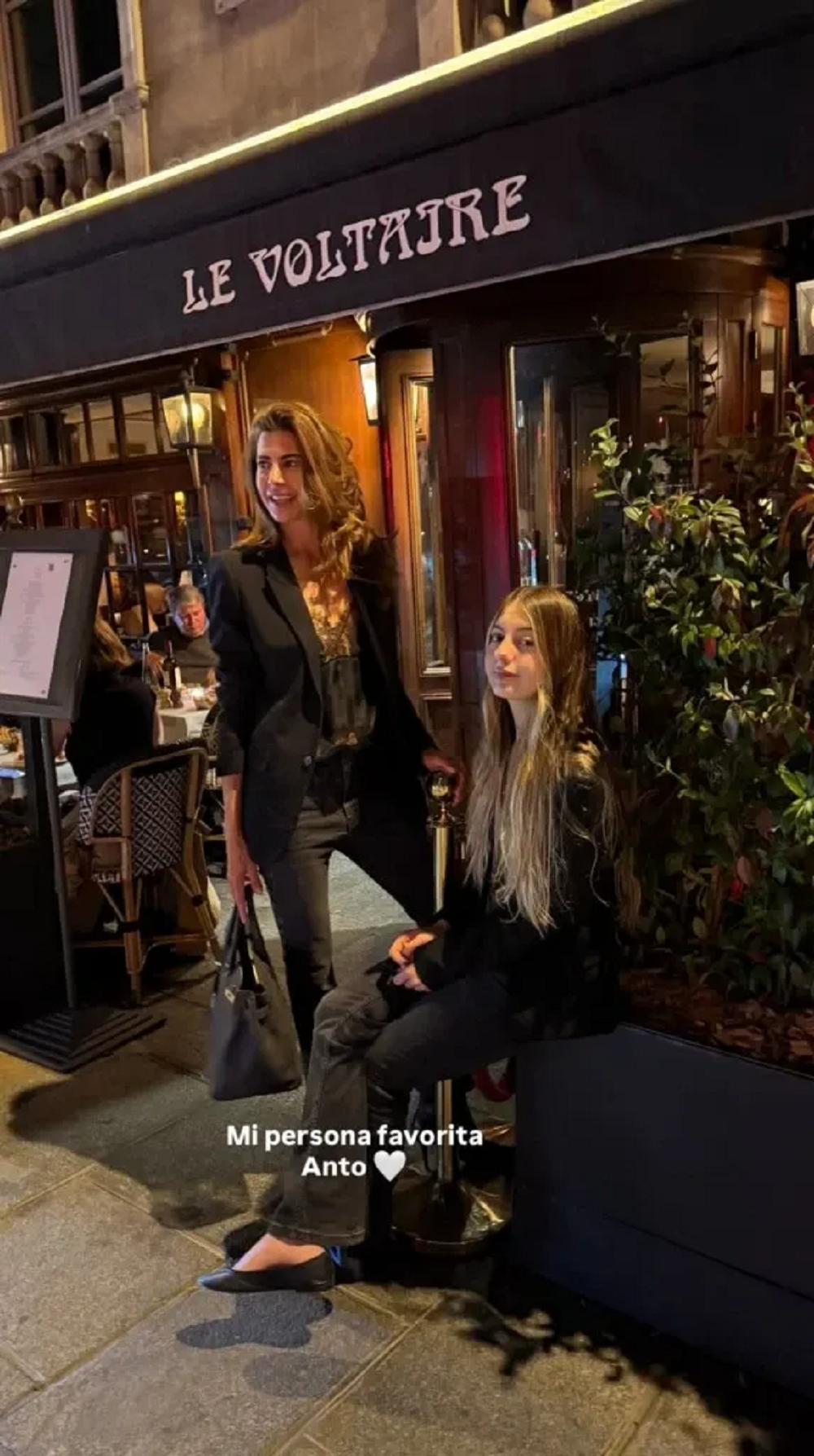 Juliana Awada junto a su hija Antonia posando frente al tradicional restaurante francés Le Voltaire en París | Fuente: Instagram Stories/juliana.awada