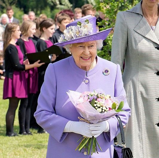 La reina Elizabeth II durante una visita a Hatfield House, el 14 de junio de 2012 en Hertfordshire, Inglaterra. | Foto: Getty Images
