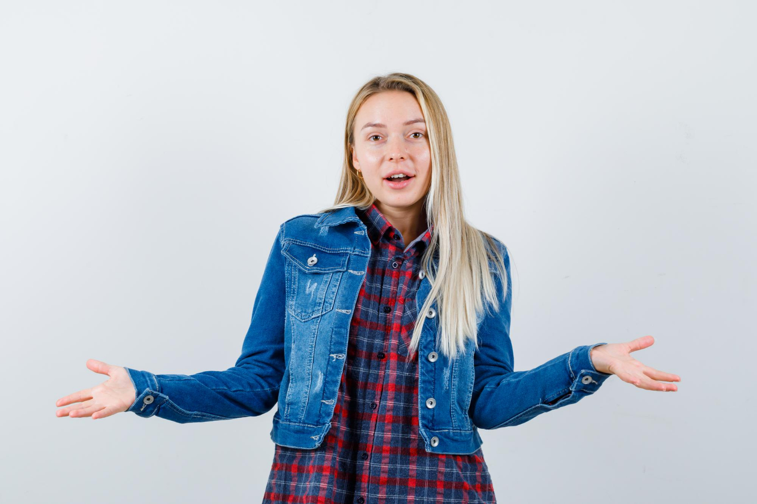 Una mujer encogiéndose de hombros con indiferencia | Fuente: Freepik