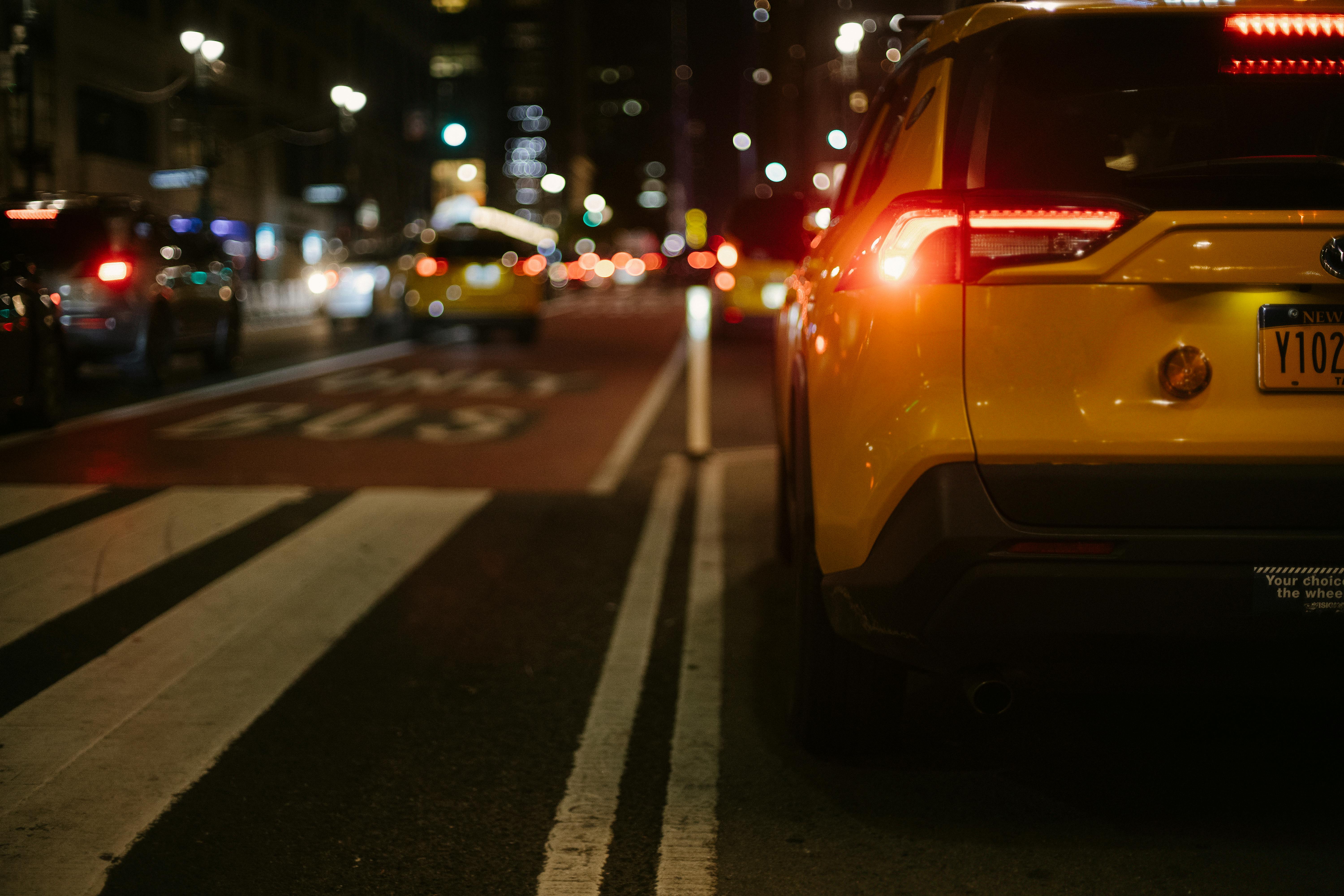 Un automóvil en la carretera de noche | Fuente: Pexels