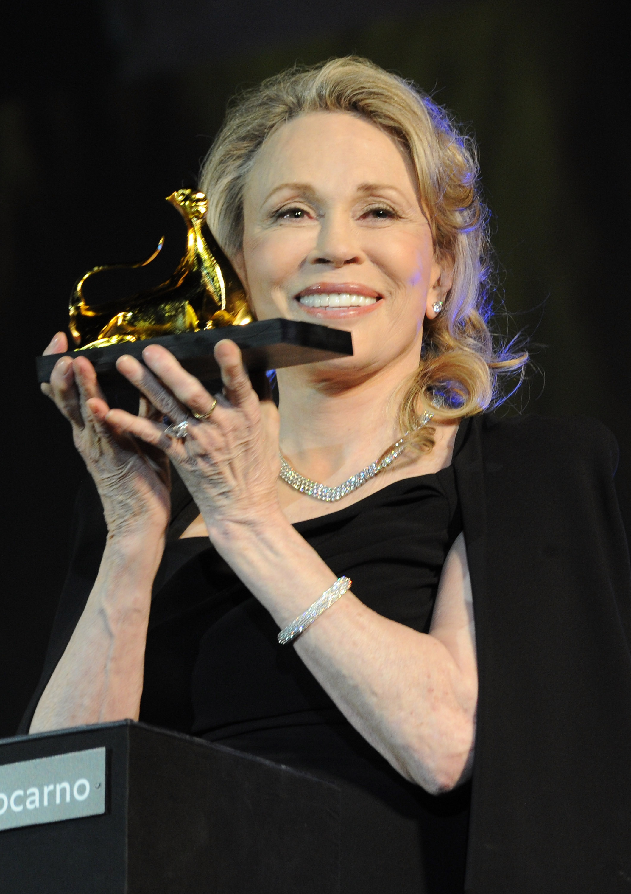 Faye Dunaway recibe el Premio del Club Leopardo durante la alfombra roja de la 66ª edición del Festival de Cine de Locarno el 9 de agosto de 2013 en Locarno, Suiza | Fuente: Getty Images