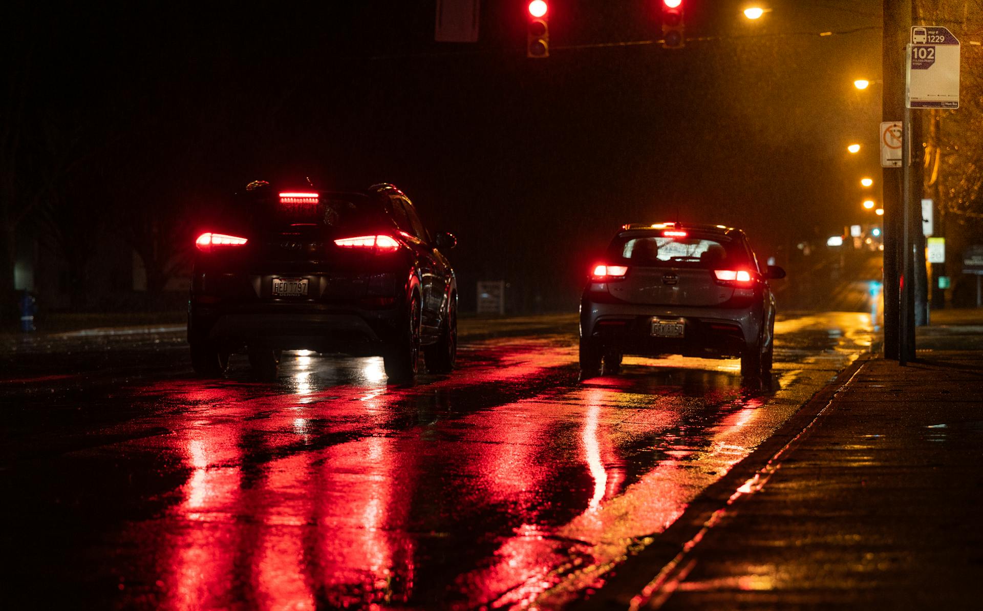 Automóviles en la carretera de noche | Fuente: Pexels