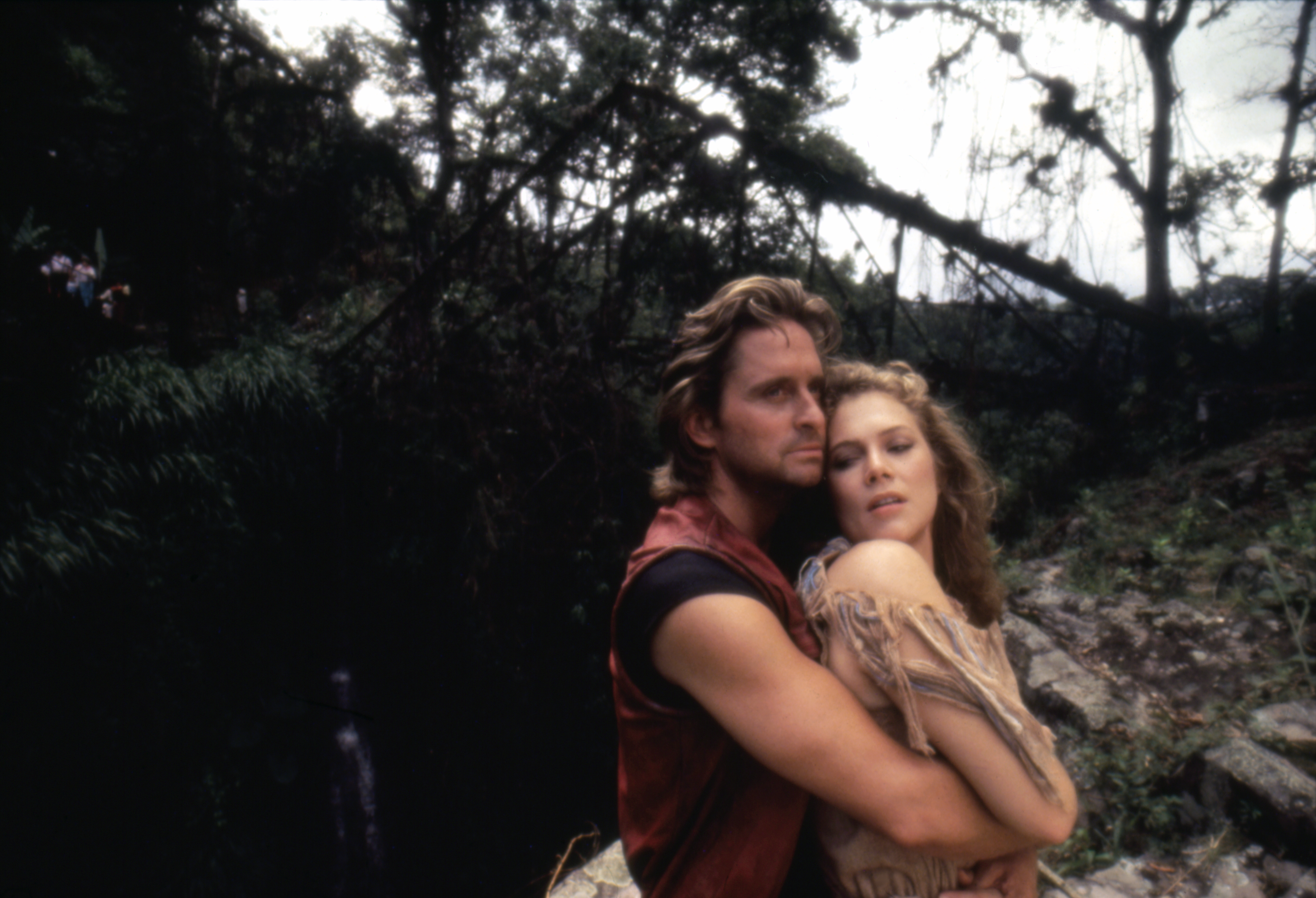 Michael Douglas y Kathleen Turner en el plató de "Romancing the Stone" en 1984 | Fuente: Getty Images