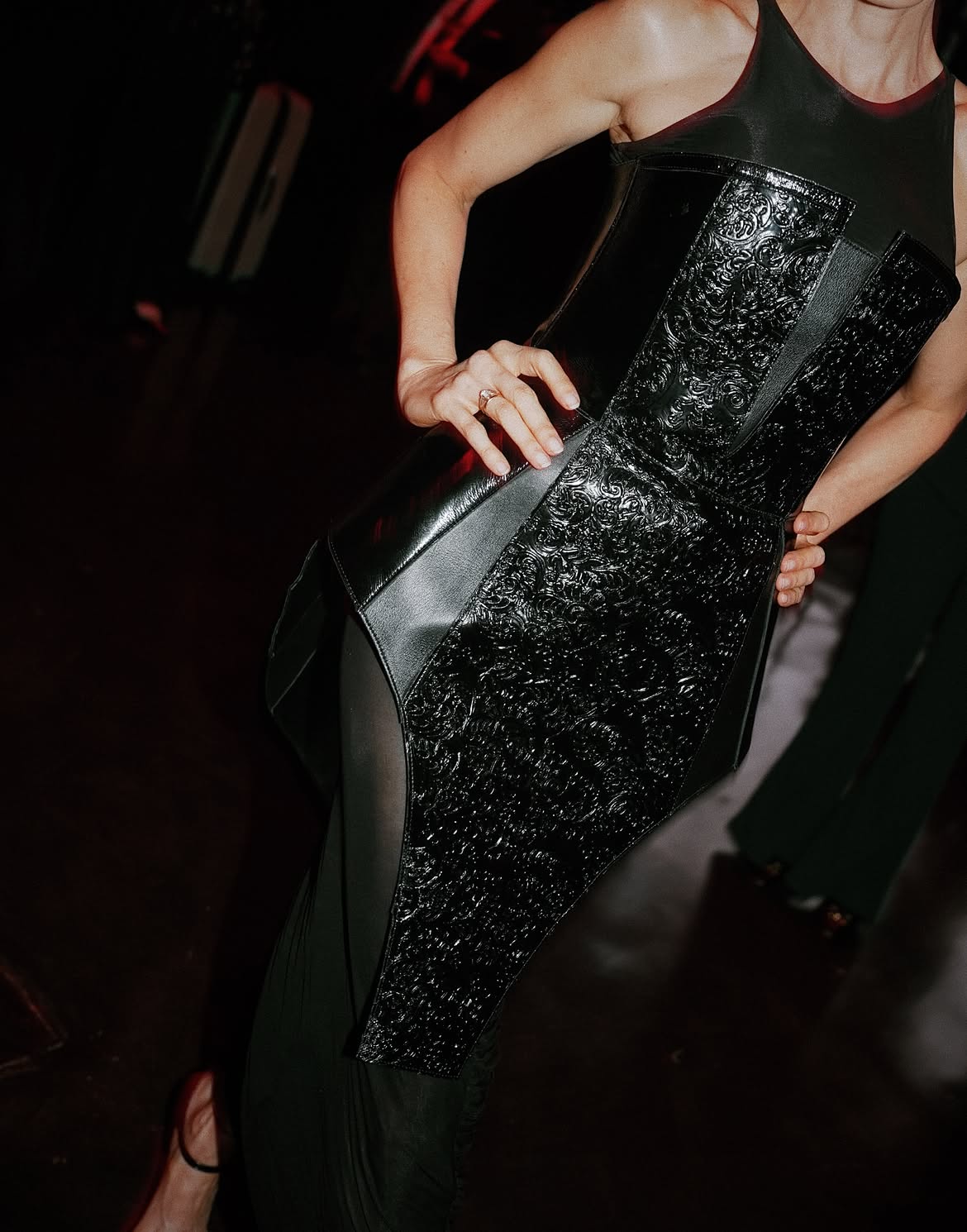 Guillermina Valdés mostrando su look para la gala de CARAS Moda | Fuente: Instagram/guillevaldes1