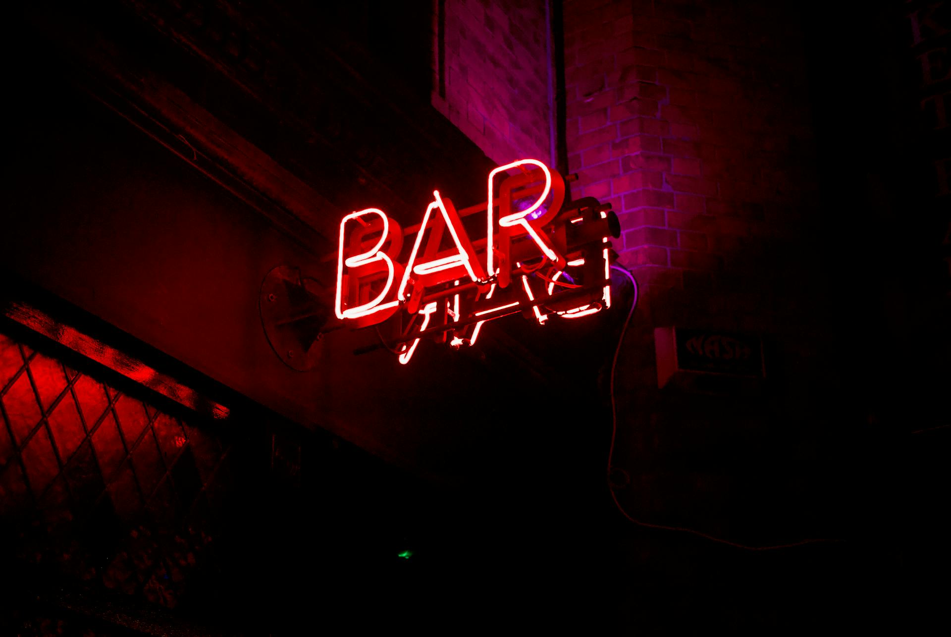 El letrero de un bar | Fuente: Pexels