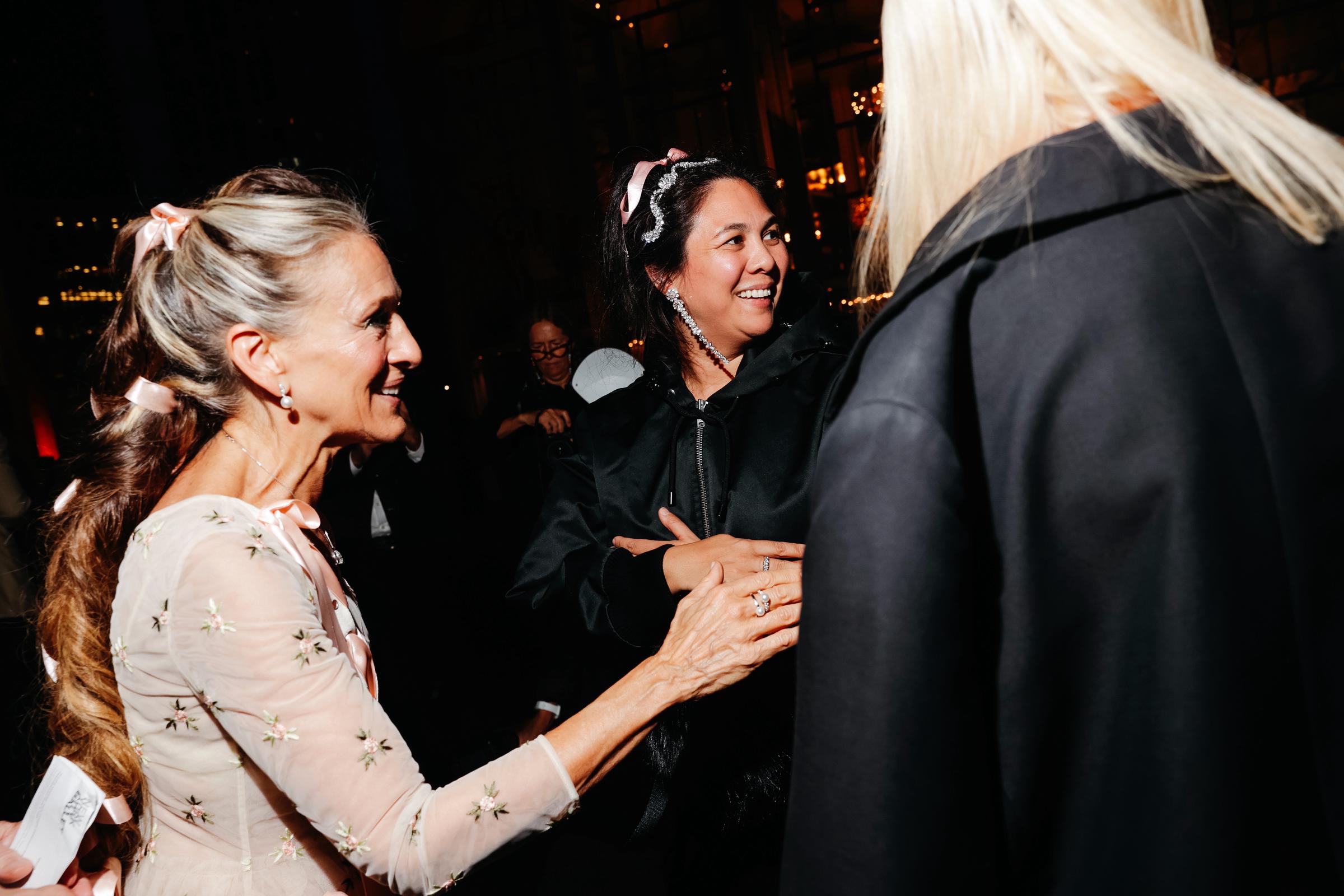 Sarah Jessica Parker se codea con la diseñadora Simone Rocha en Nueva York, con unos lazos rosas que dan un pequeño adelanto del elaborado look de Parker. | Fuente: Getty Images