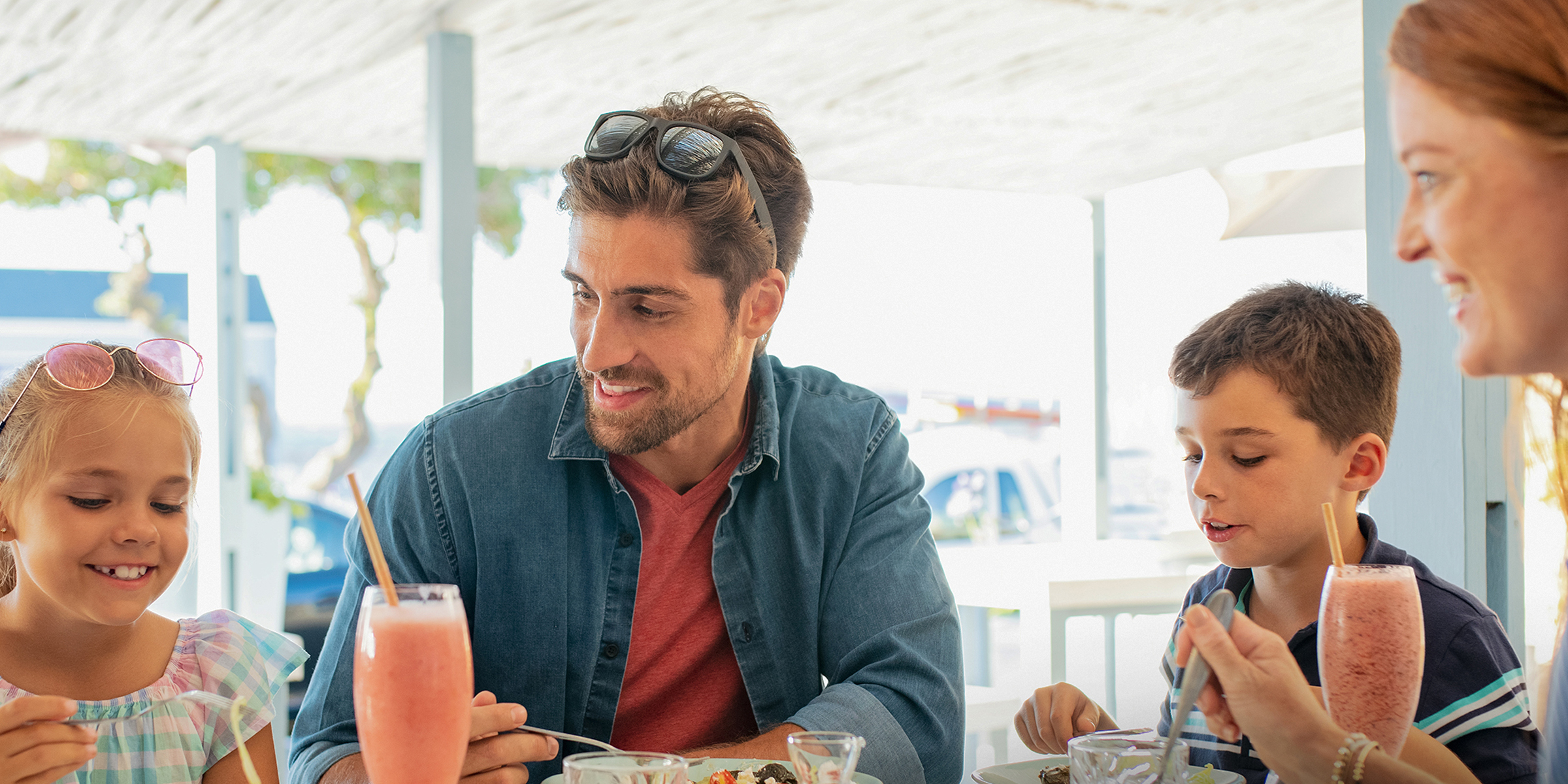 Una familia comiendo en un restaurante | Fuente: Shutterstock