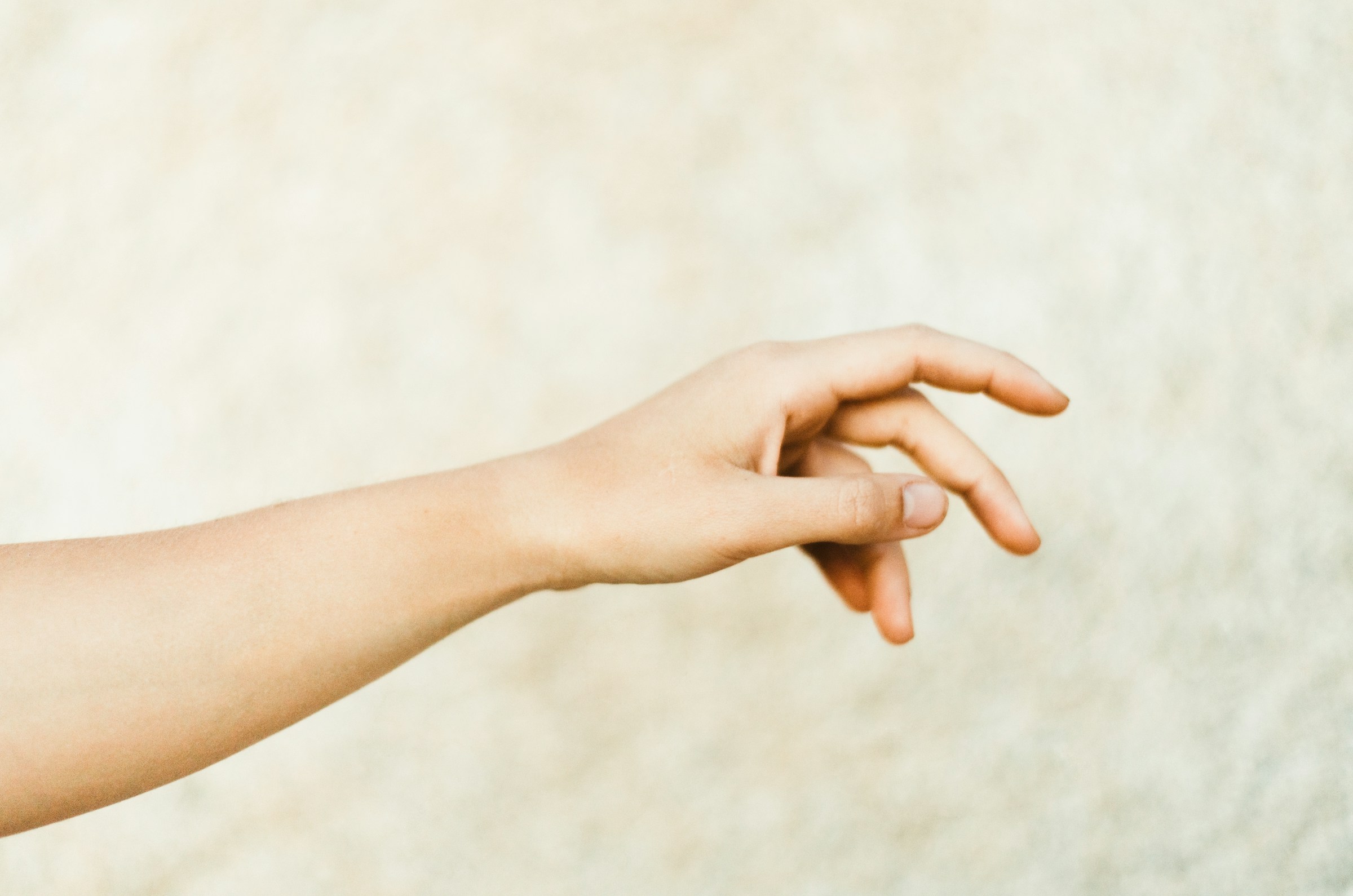 Una persona extendiendo la mano | Foto: Unsplash