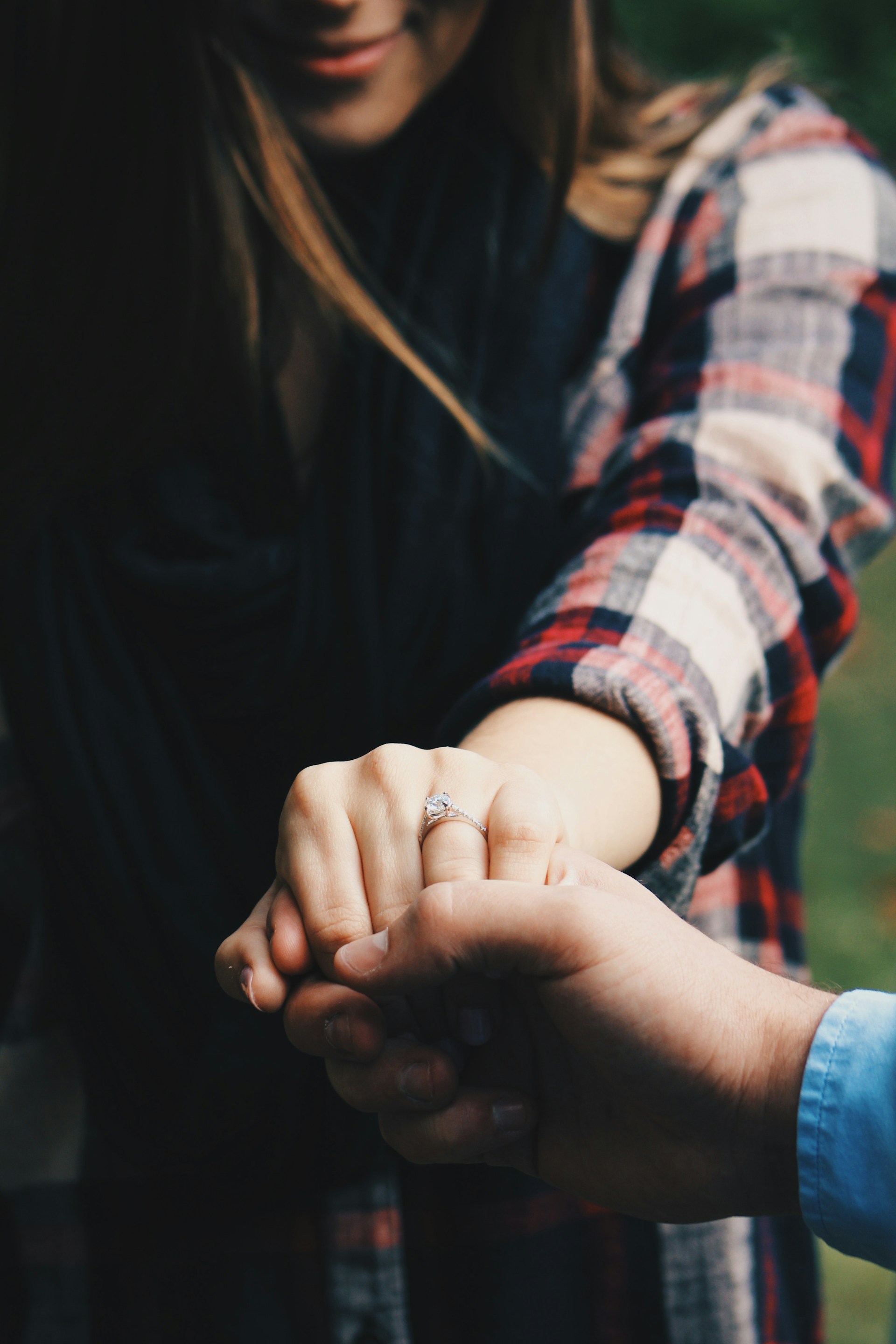Una pareja tomada de la mano | Fuente: Unsplash