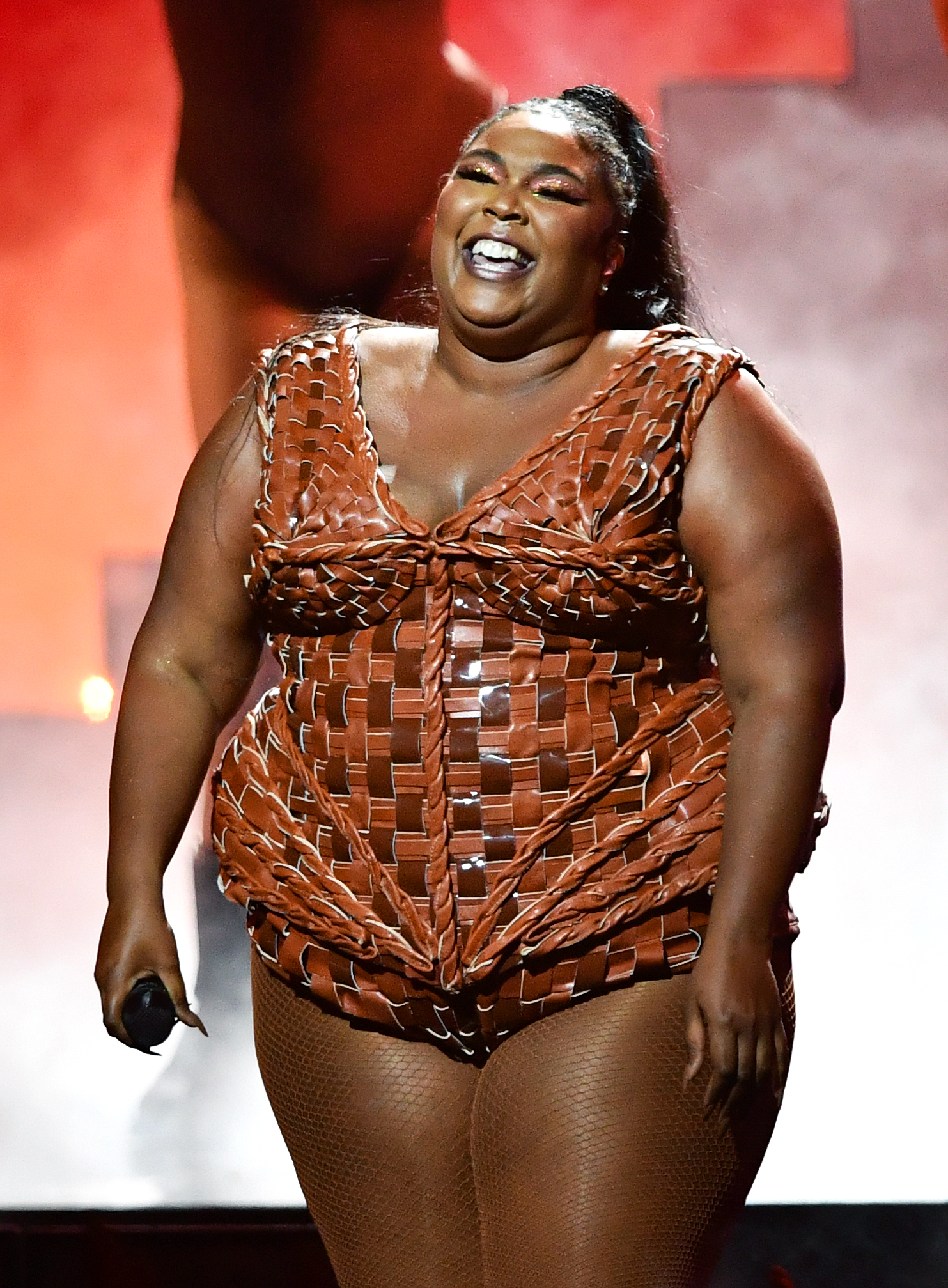 Lizzo actúa durante los Brit Awards el 18 de febrero de 2020, en Londres, Inglaterra. | Fuente: Getty Images