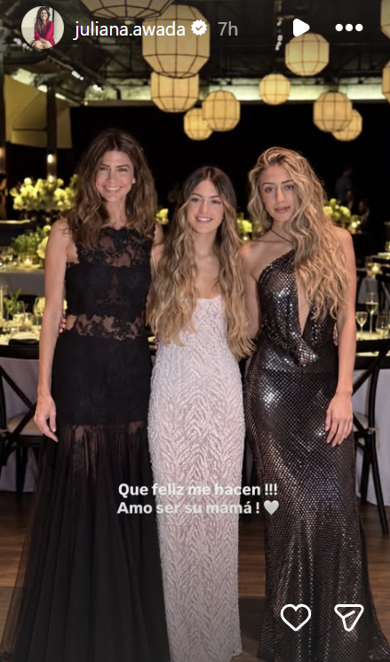 Juliana Awada deslumbra con un vestido negro de alta costura de Javier Saiach con encaje Solstiss, calados florales y falda de tul con volumen. En el centro, Antonia Macri brilla con un delicado diseño blanco de corte columna con bordados brillantes y finos tirantes. A su lado, Valentina Barbier luce un vestido metalizado de escote asimétrico y caída fluida. Las tres llevan el cabello suelto con ondas naturales. | Fuente: Instagram/juliana.awada